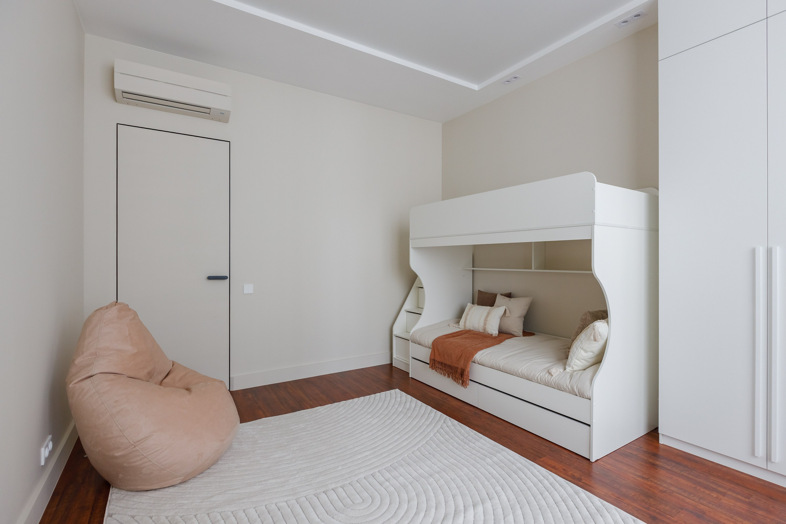 Бежевая квартира в Аэробусе. Интерьерный фотограф в Москве Роман Потапов