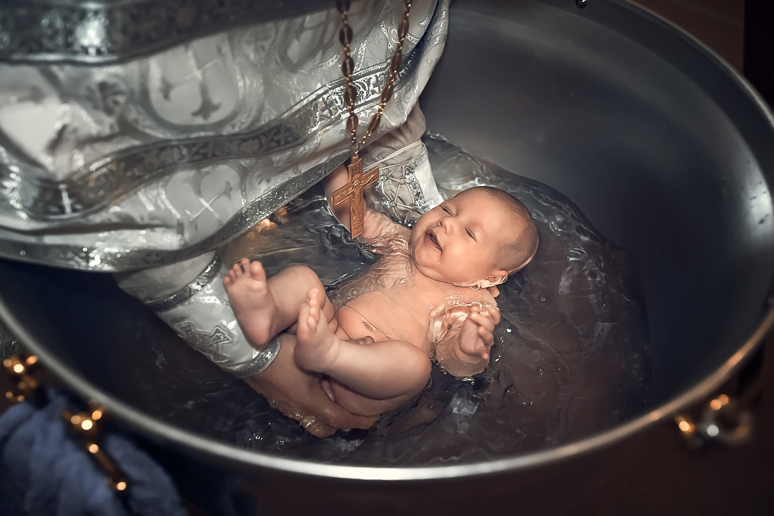 Фотографии момента погружения в купель (Таинство крещения). Moscow_CPC