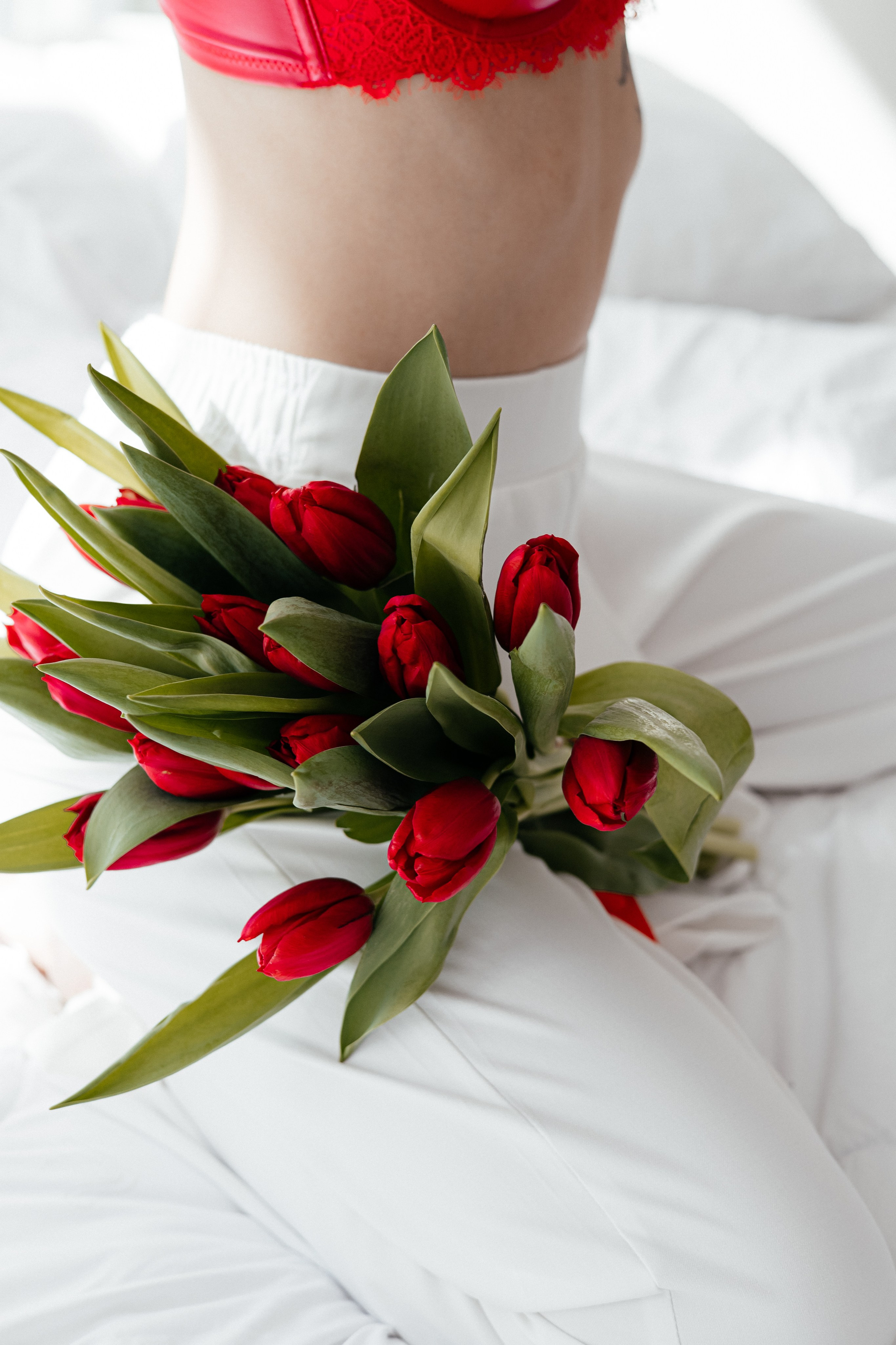 Анна. Красные тюльпаны