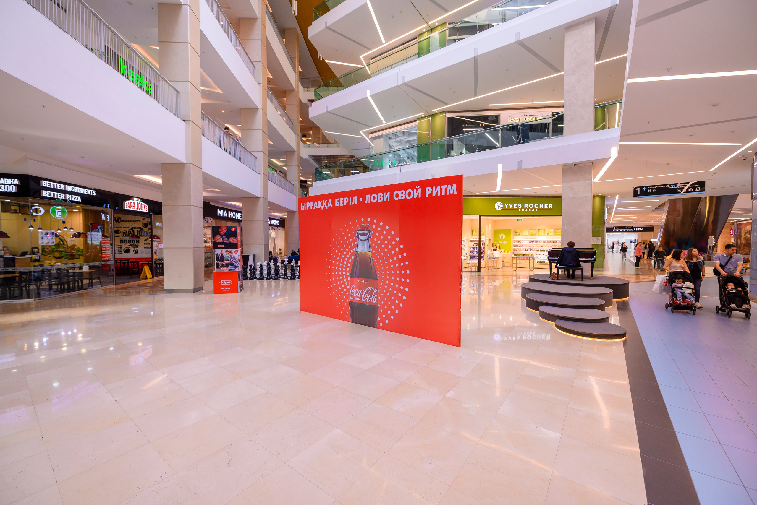 Инсталляция Coca-Cola в ТЦ Fоrum. Интерьерный и репортажный фотограф в Алматы