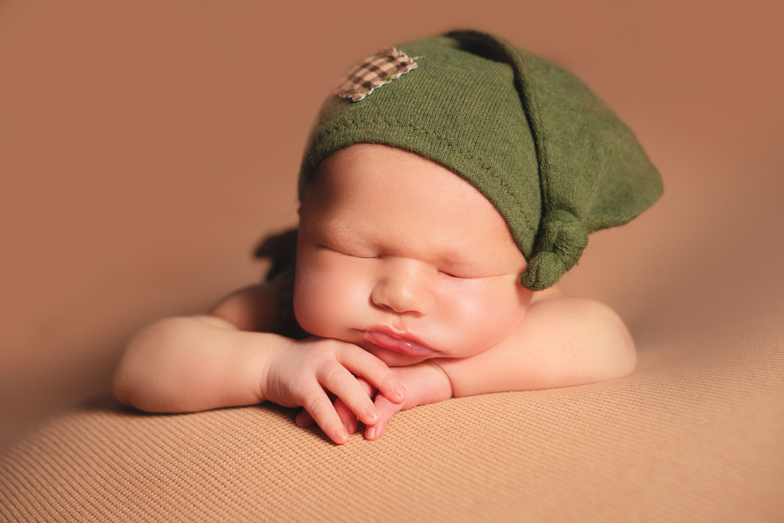 Фото в колпачке малыша, первая фотосессия 