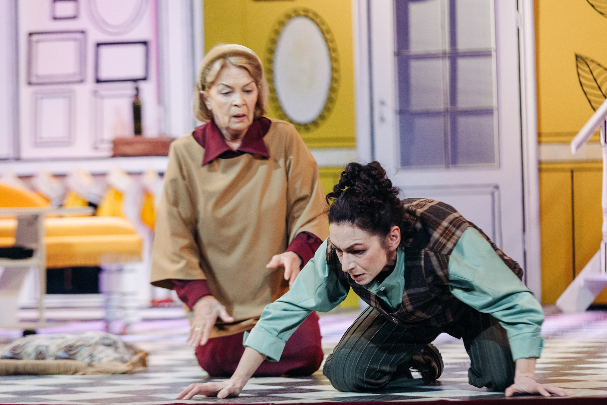 8 любящих женщин. Главная