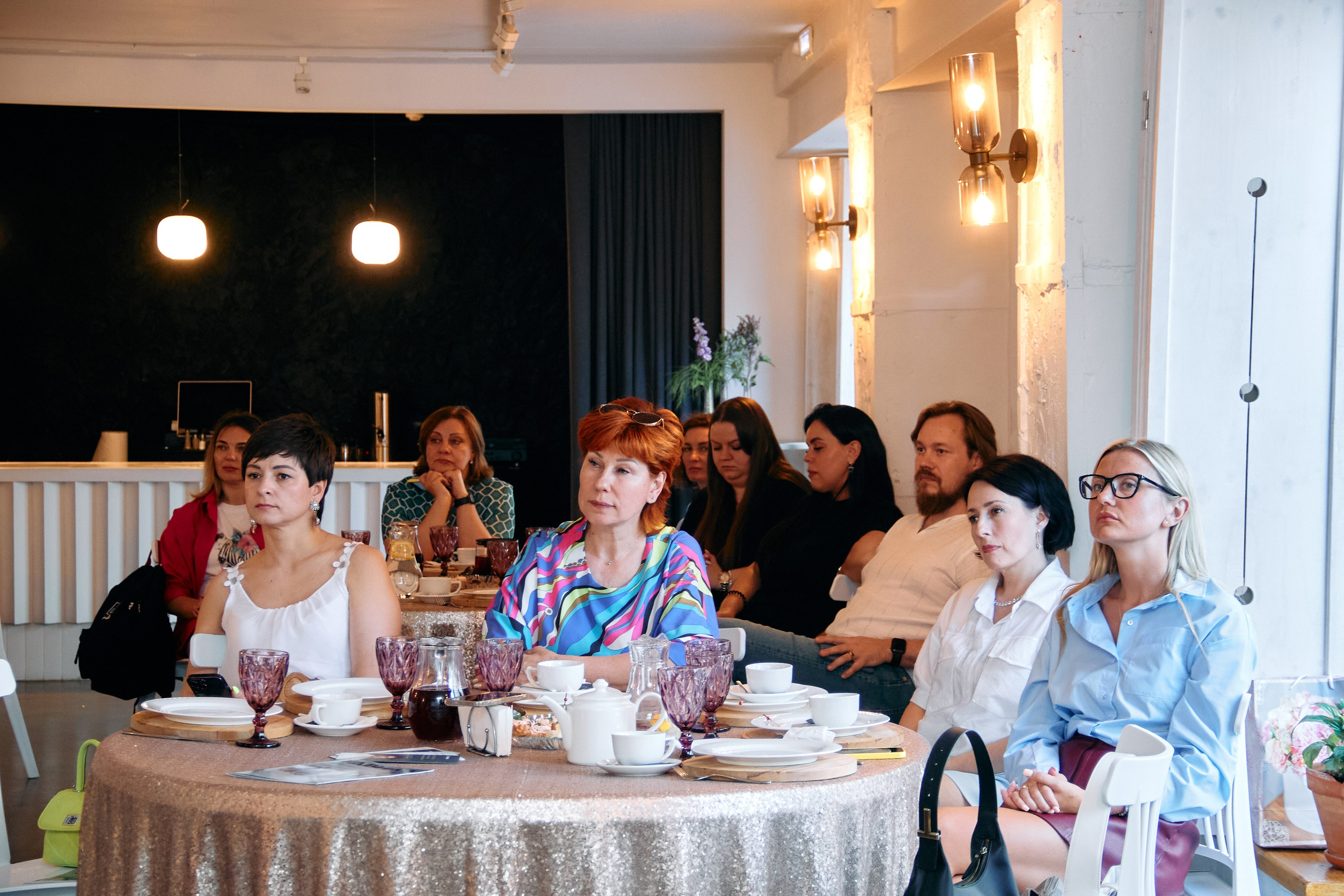 Деловой разговор «Перспективы инвестиций в 2024 году». Фотограф в Смоленске Ася Польшина