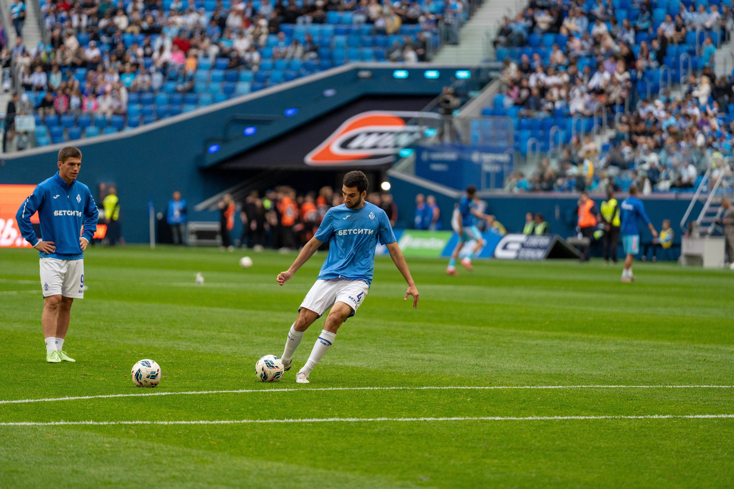Игрок Динамо разминается на Газпром Арене – спортивный фотограф Санкт-Петербург