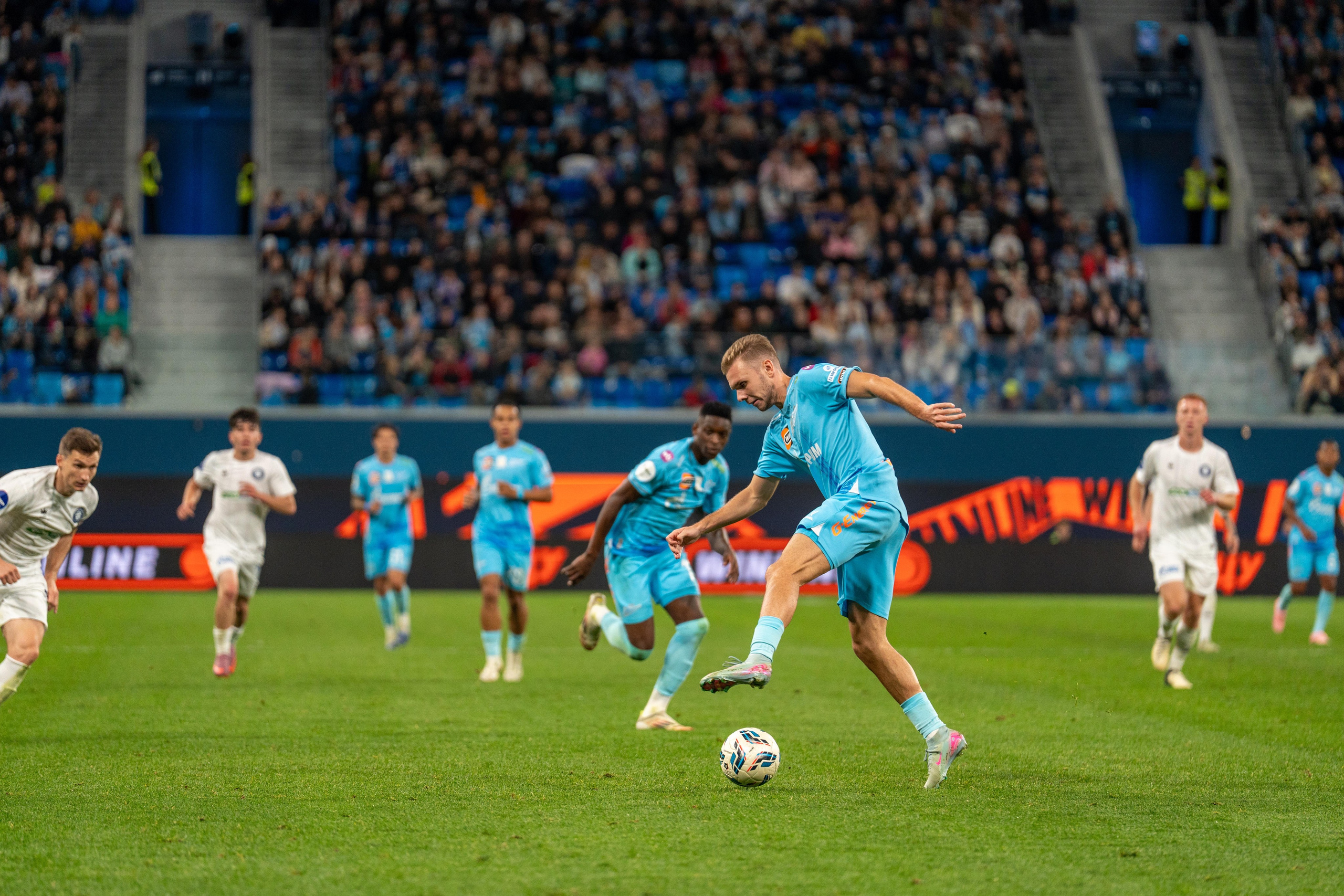 Динамичный кадр матча Зенит — Оренбург на Газпром Арене от спортивного фотографа из Санкт-Петербурга