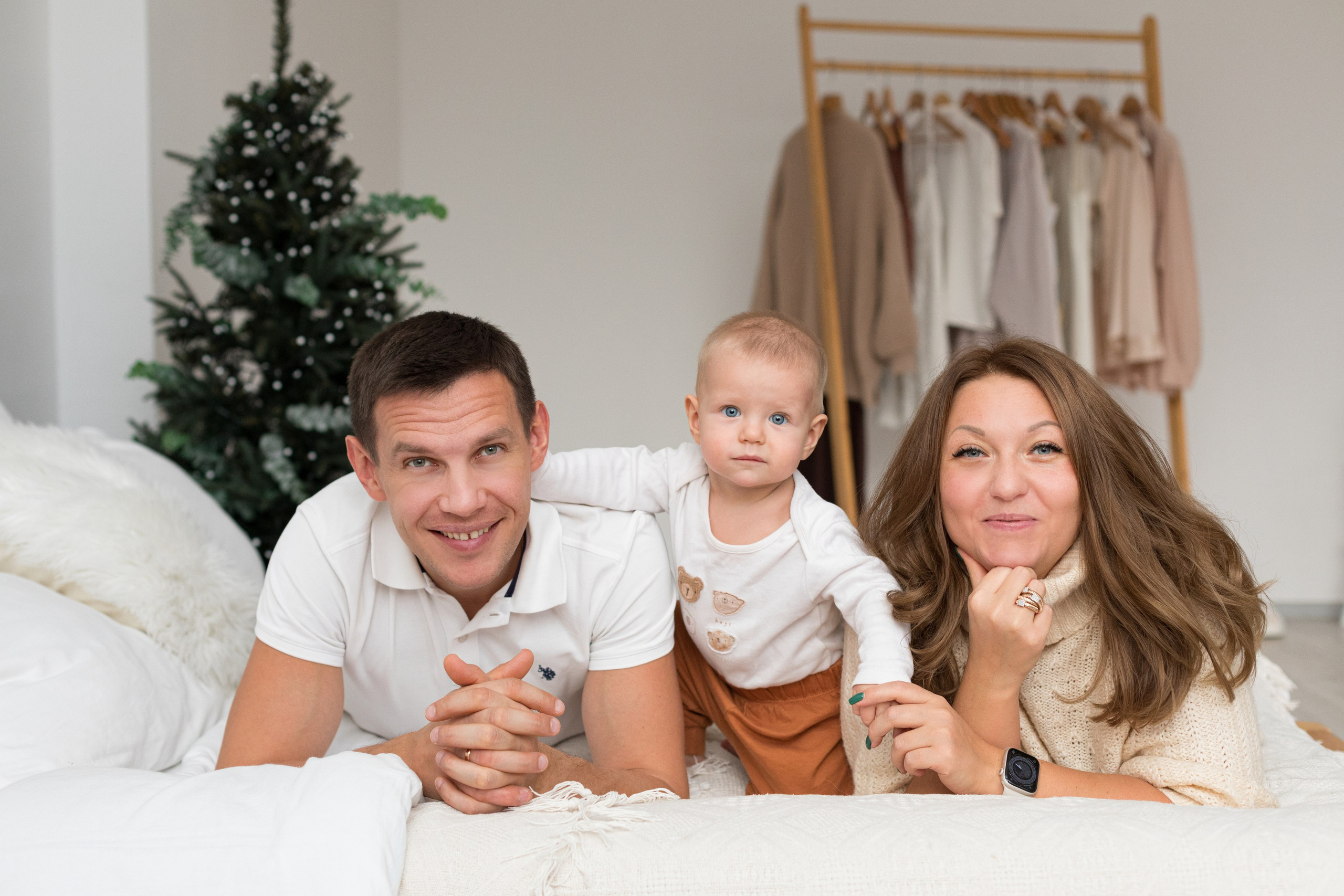 Студийная новогодняя фотосессия семьи. Детский и контент фотограф Надя Волкова Санкт-Петербург