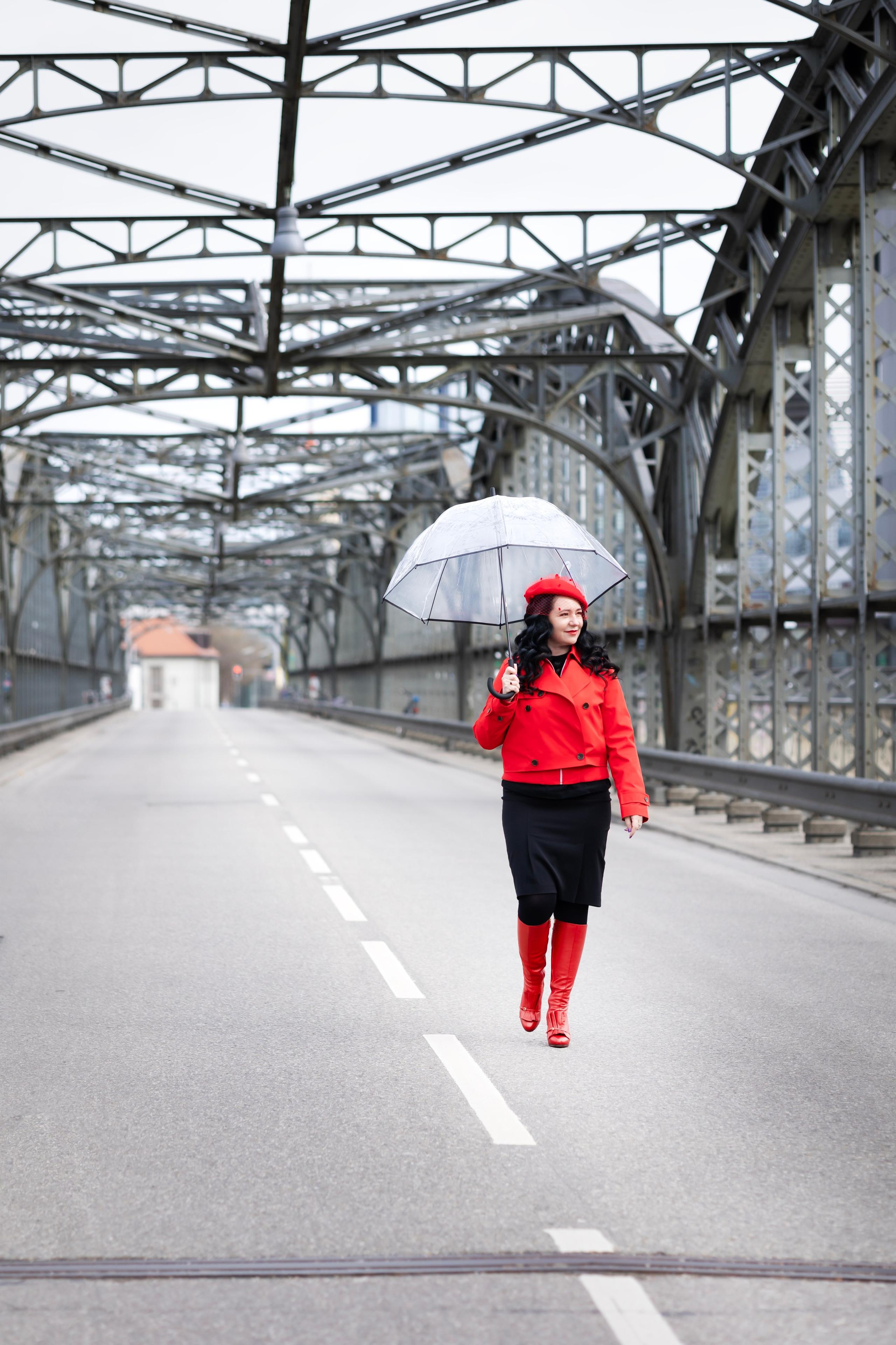 Balloons and red skirt. Photographer in Munich