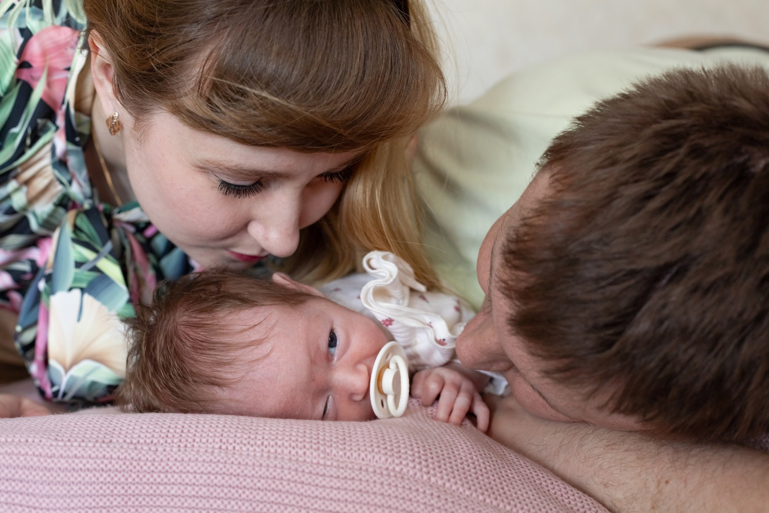 Домашняя съемка новорожденных Москва. Фотосъемка выписки из роддома в Москве, заказать фотографа на выписку ньюборн съемка в роддоме newborn фотограф в Юдино