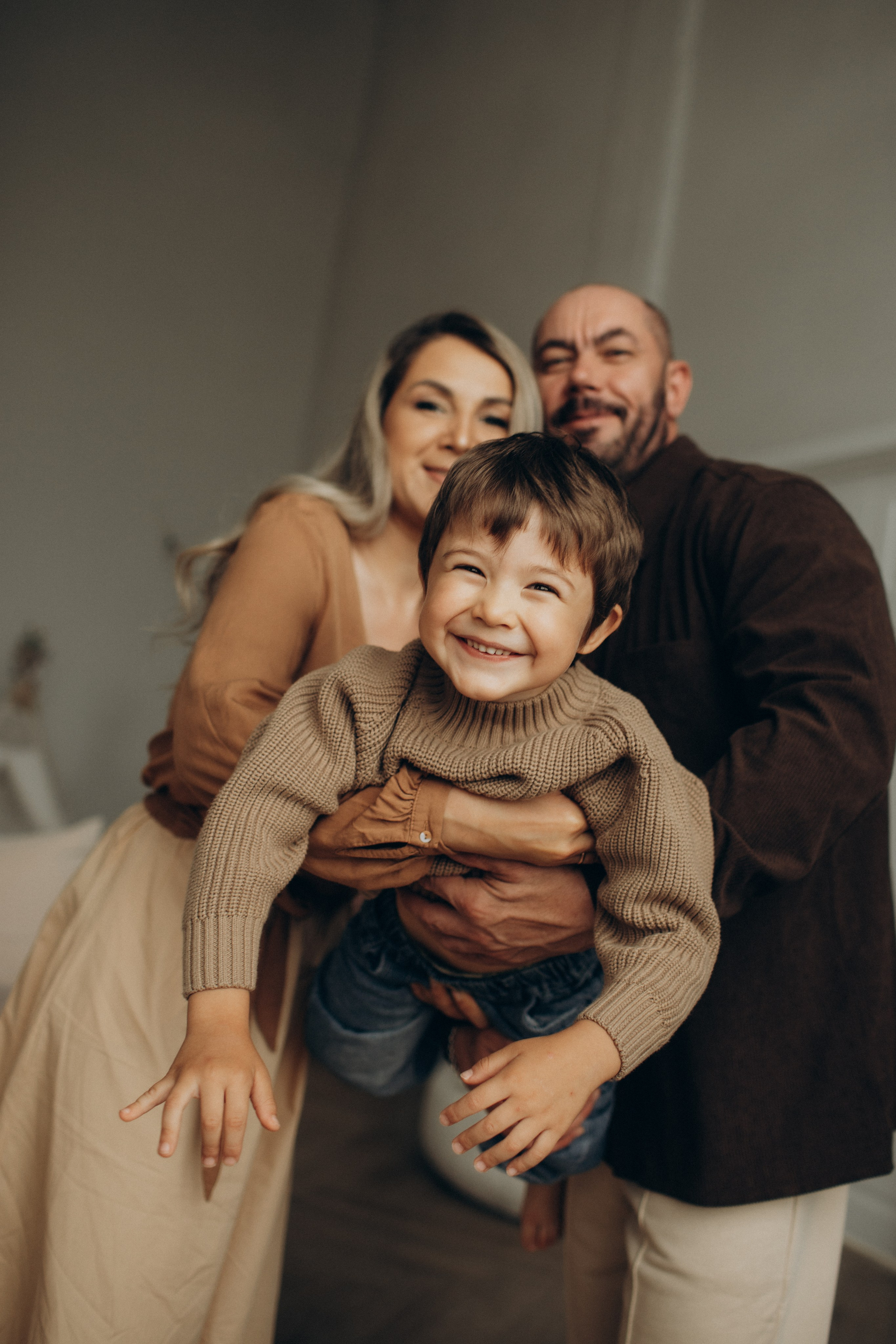 Семейная фотосессия в студии «Scandi». Семейный фотограф в Челябинске Ксения Зубкова