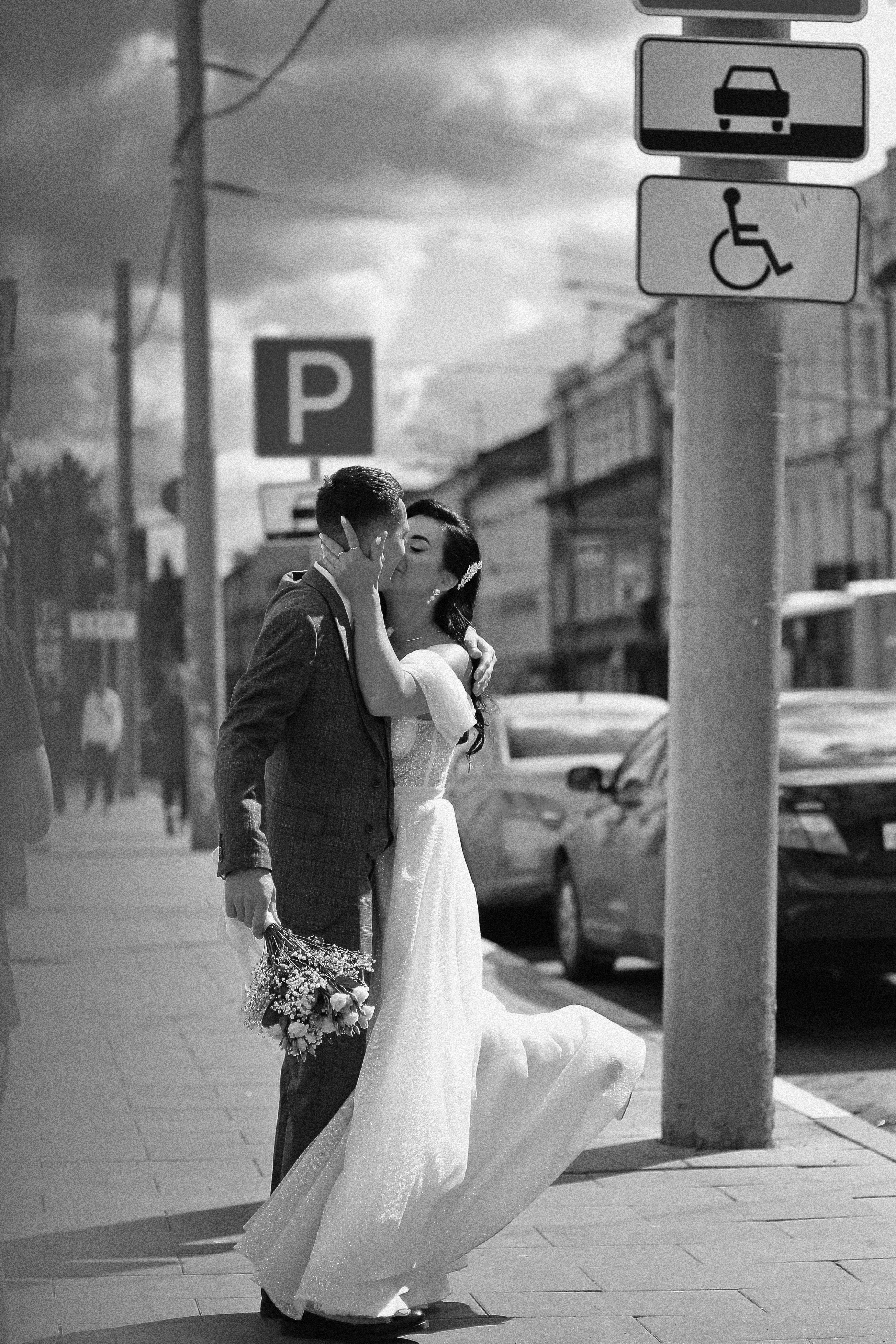 Съемка пары Марии и Ильи, гуляющих по городу. Свадебный и репортажный фотограф в Ярославле и Санкт-Петербурге Роман Микрюков