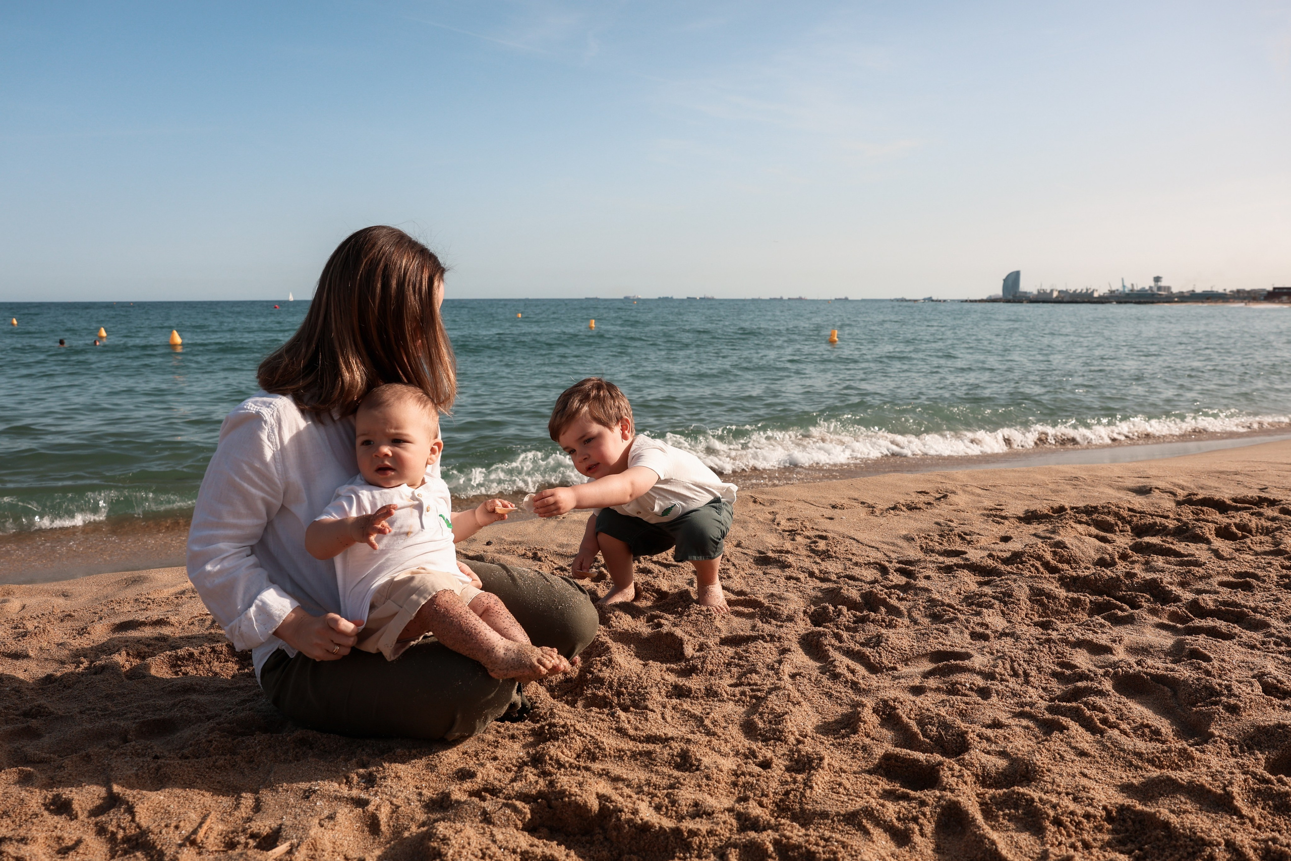 Family pizza at the sea. Natalia Zhuravleva|family, newborn, maternity photographer in Barcelona