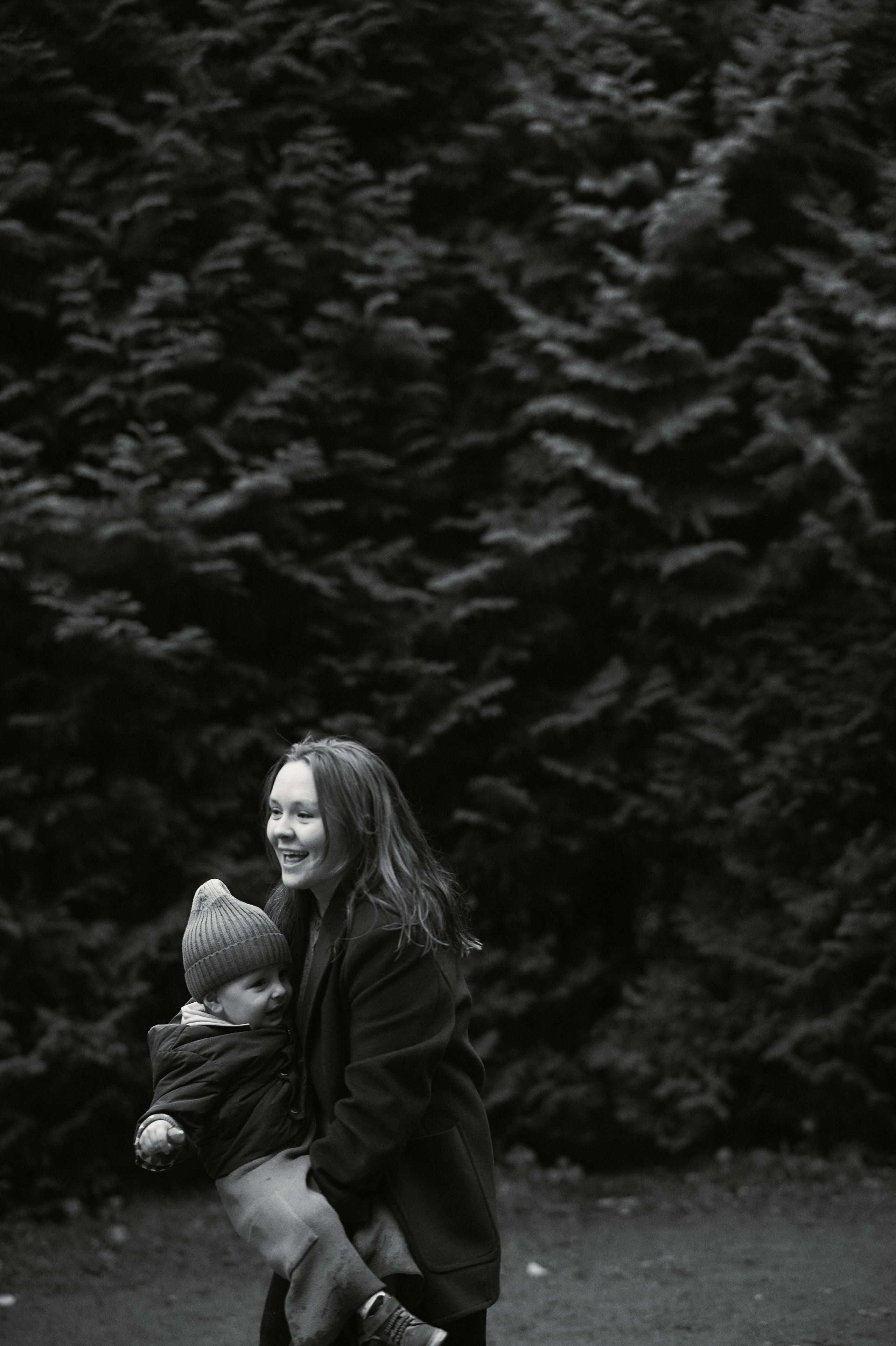 Света и Илюша под дождём. Семейный и свадебный lifestyle-фотограф в Москве Мария Петрова