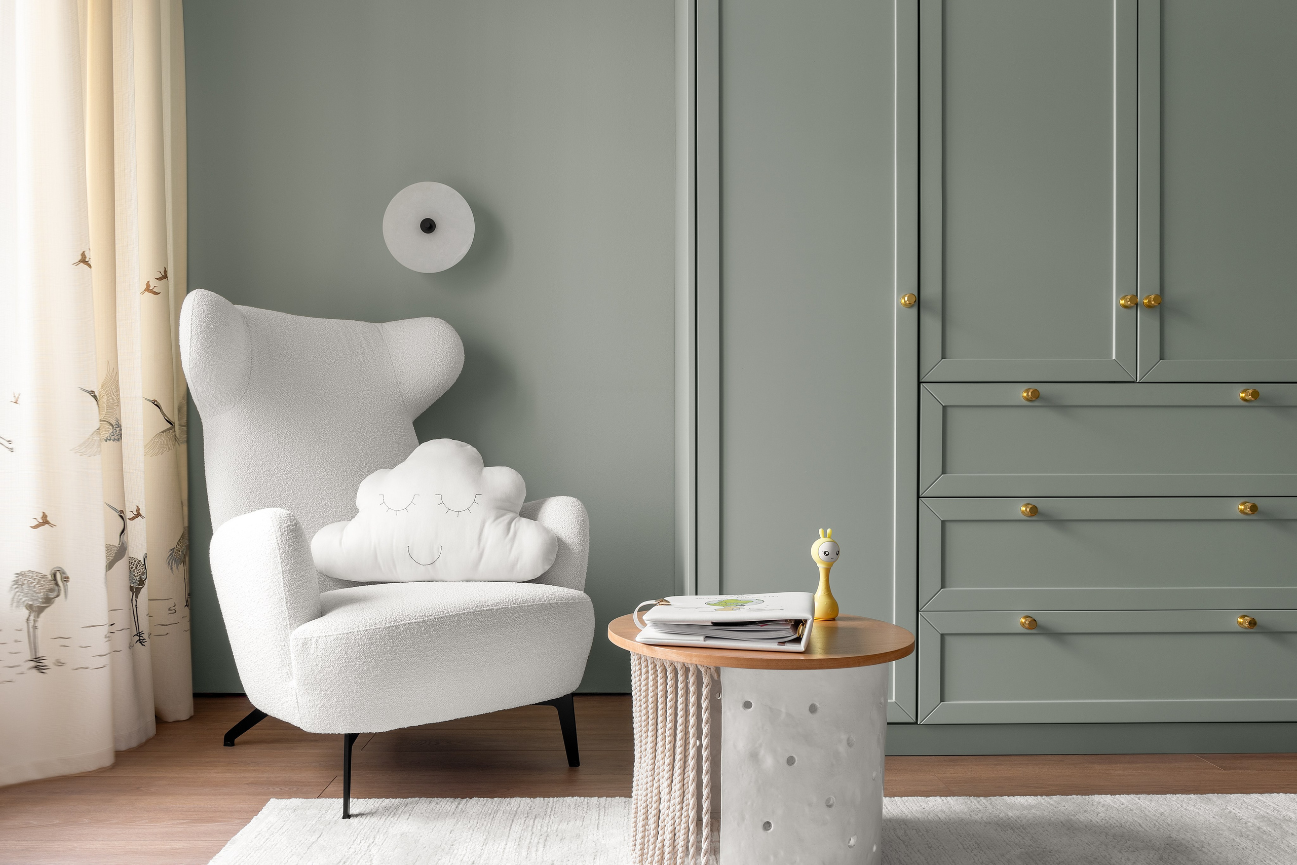 интерьер детской комнаты в зеленом цвете, мягкое объемное кресло в белом цвете ткани букле