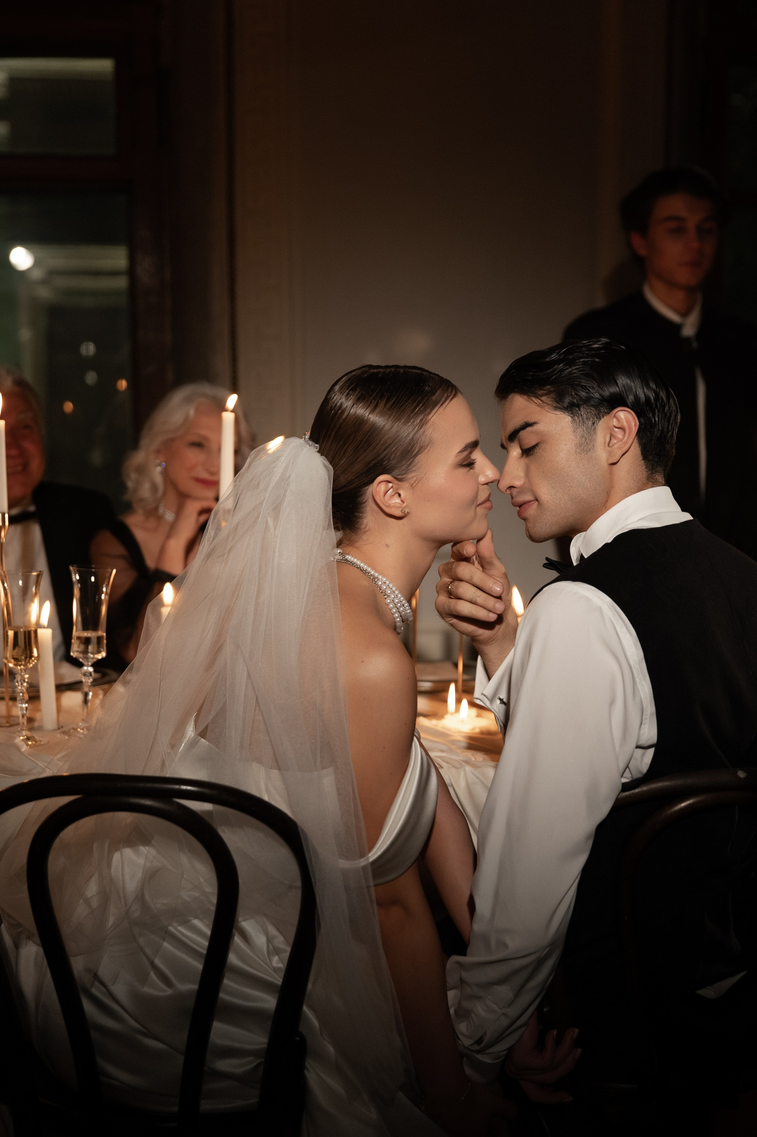 Камерный свадебный ужин при свечах в старинном особняке в фотостудии 21. Kult. Ярослава Ерина — свадебный фотограф в Москве