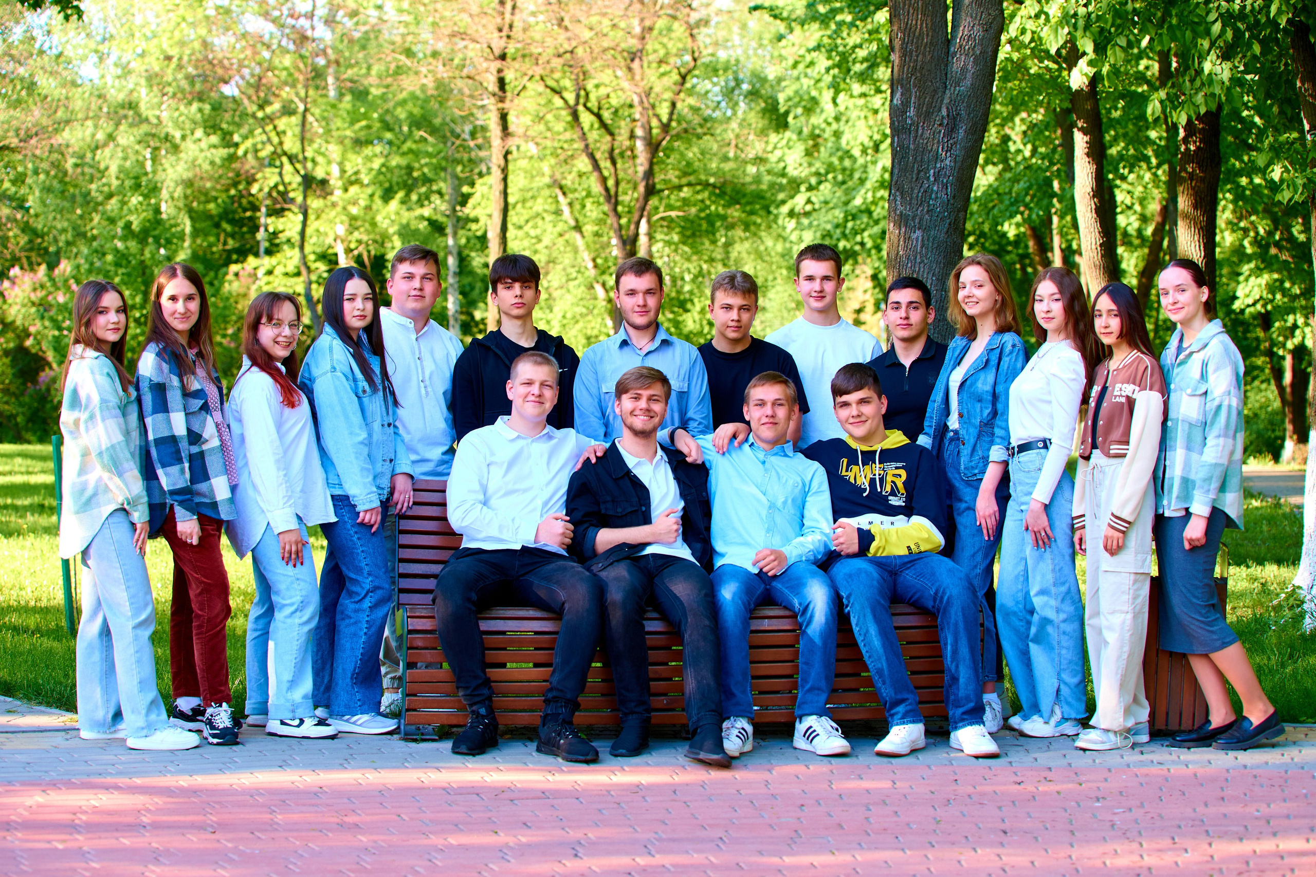 Весна 2023 в парке. 11 класс. Childrenfoto.ru