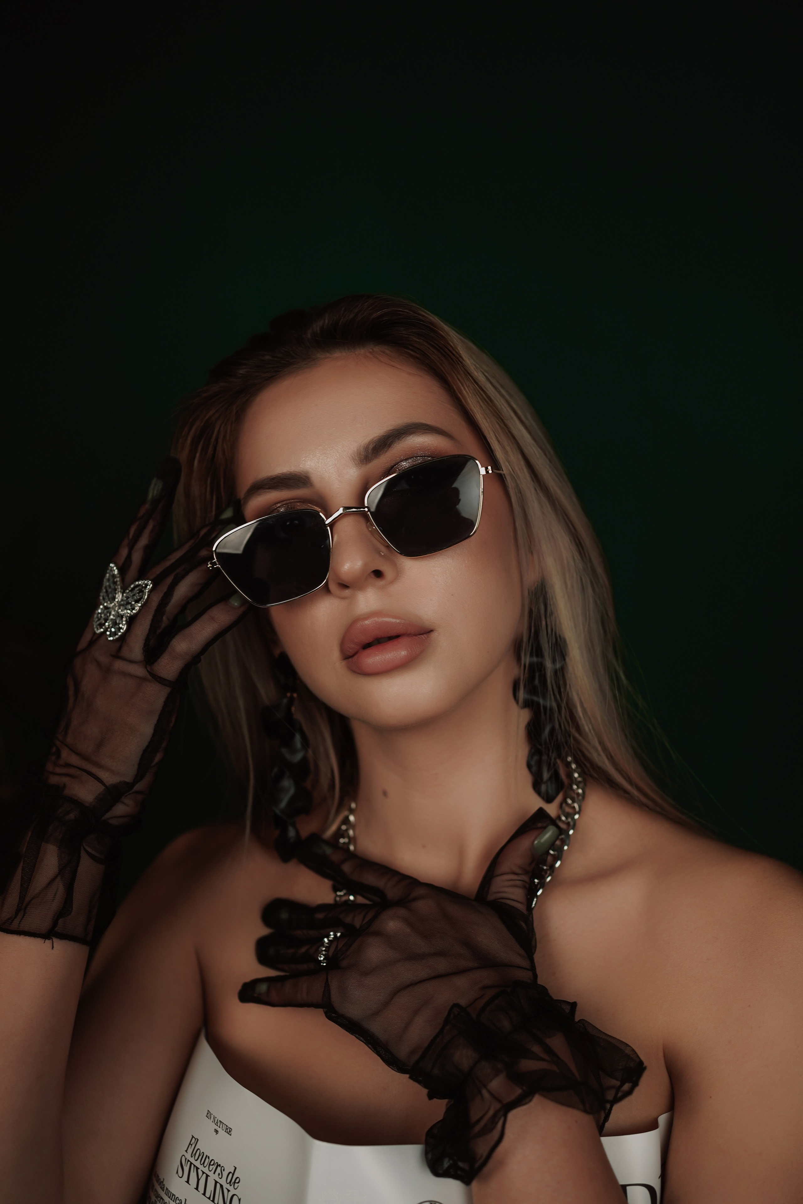 Фотостудия Рафинад. Женский фотограф Новочеркасск, Ростов-на-Дону, Шахты. Девушка в газете. Свадебный фотограф в Ростове-на-Дону. Таинство Крещения и Венчания, семейные фотосессии. Алёна Чёботова