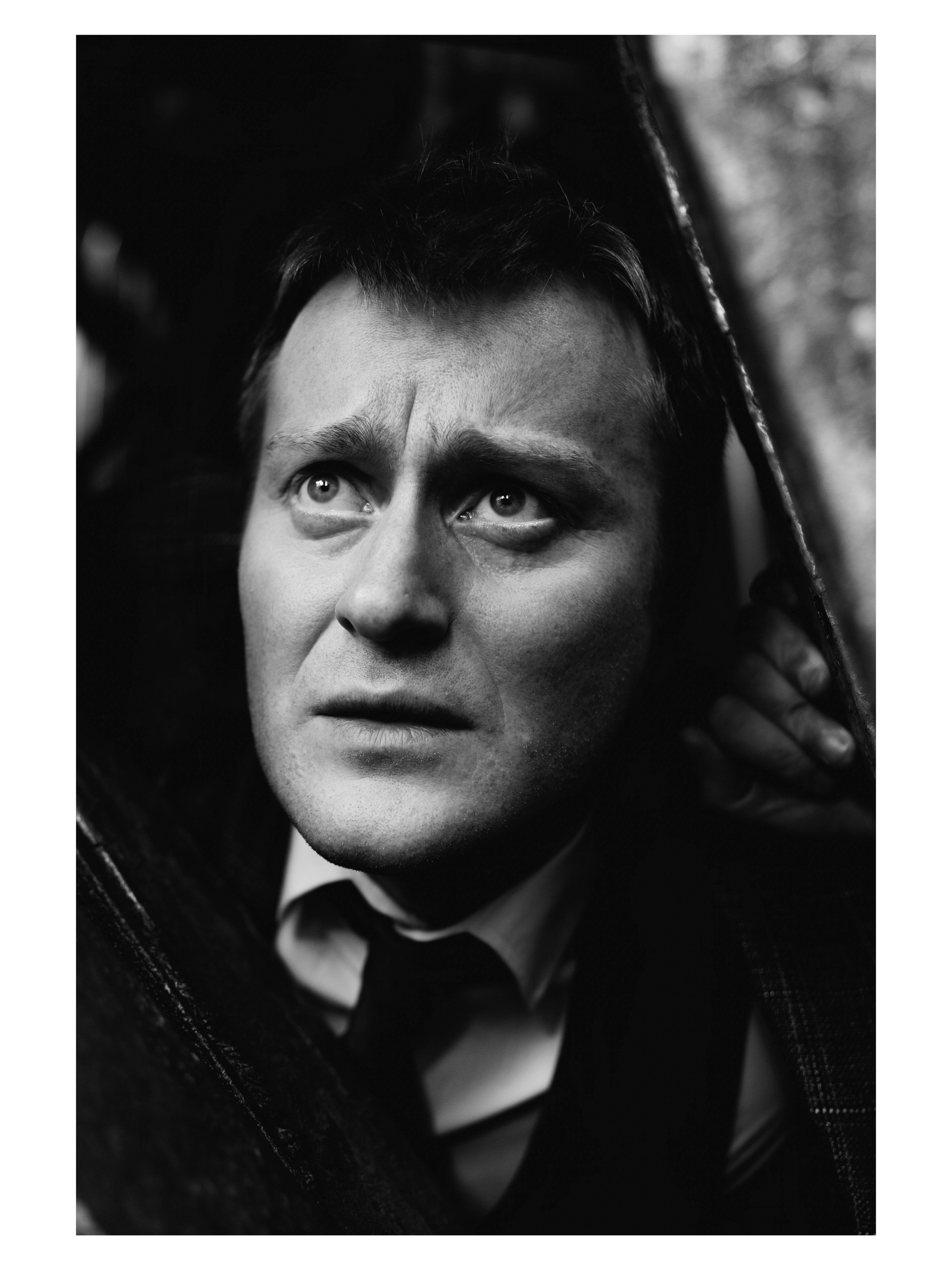 чб фото грустного мужчины