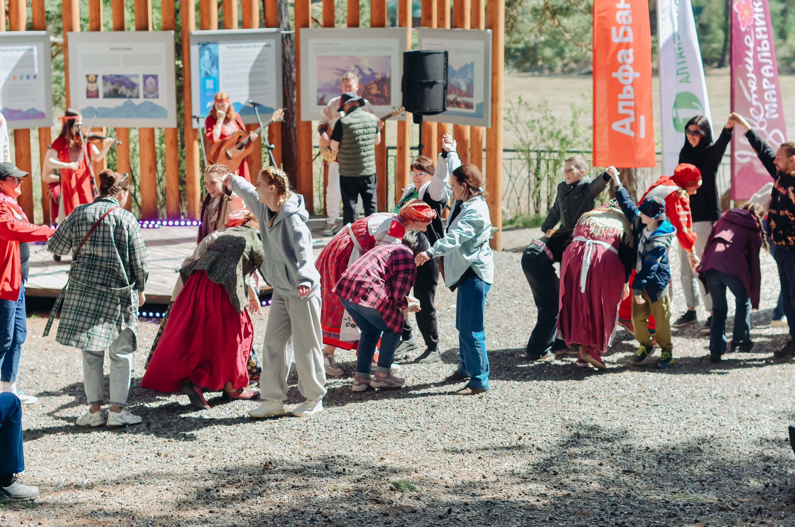 Фестиваль «Цветение Маральника на Алтае 2025». Фоторепортаж. Денисова Аля — фотограф для парных съемок и индивидуальных историй в Барнауле