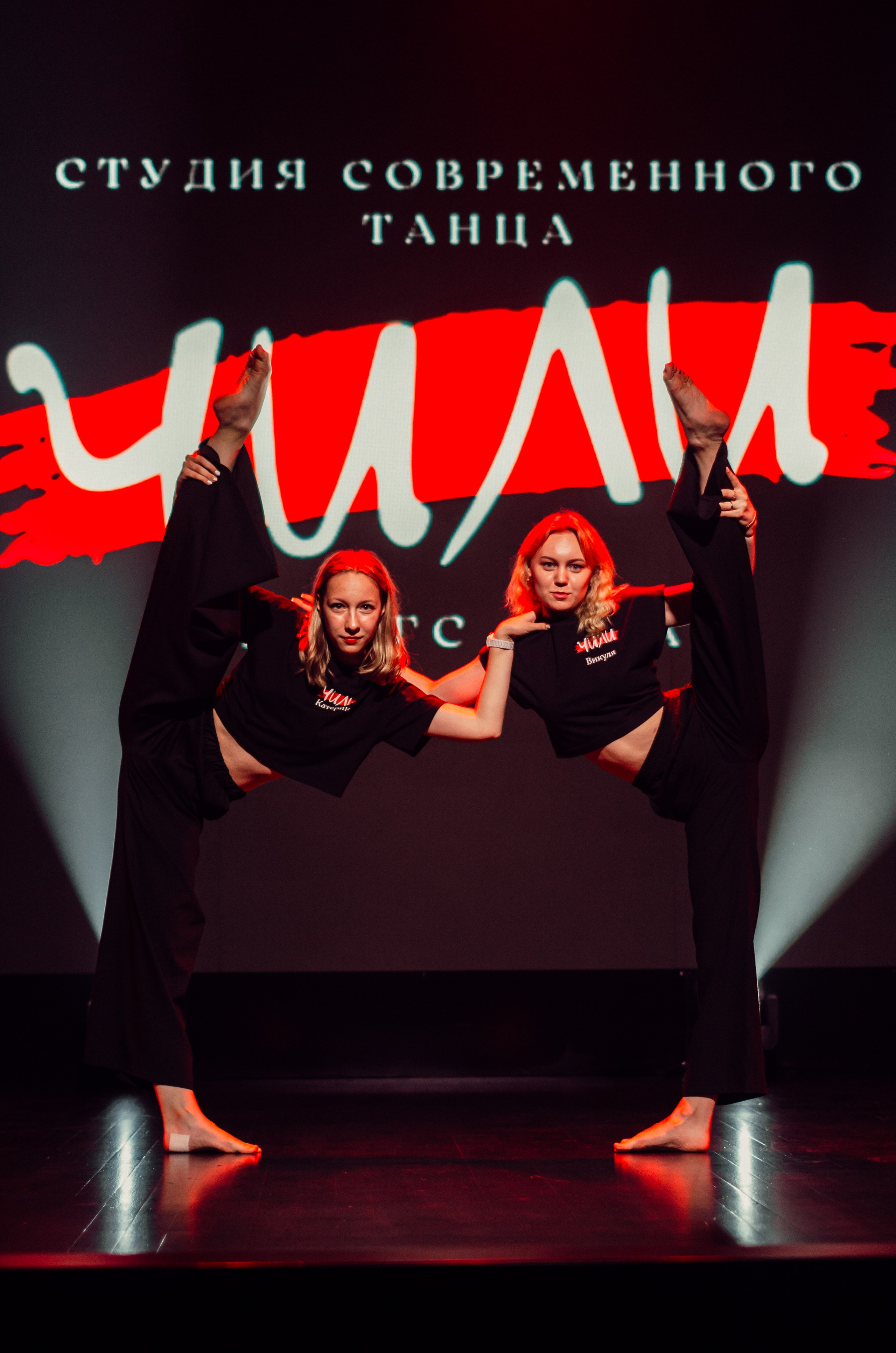 Групповая фотосъемка танцевального коллектива. Денисова Аля — фотограф для парных съемок и индивидуальных историй в Барнауле