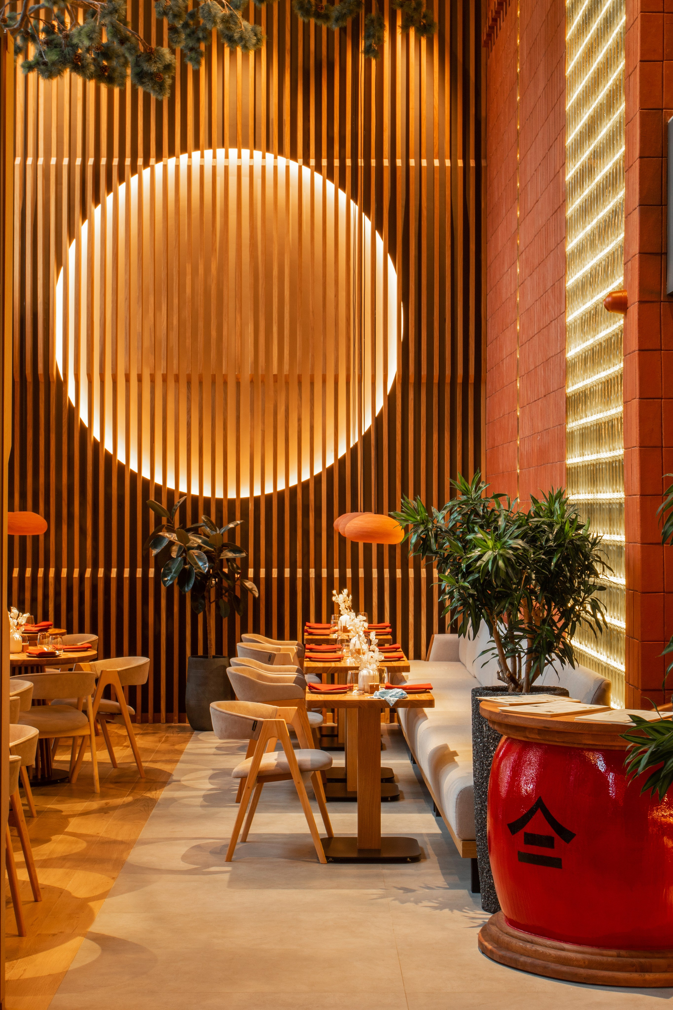 Профессиональная интерьерная фотография японского ресторана в Алматы