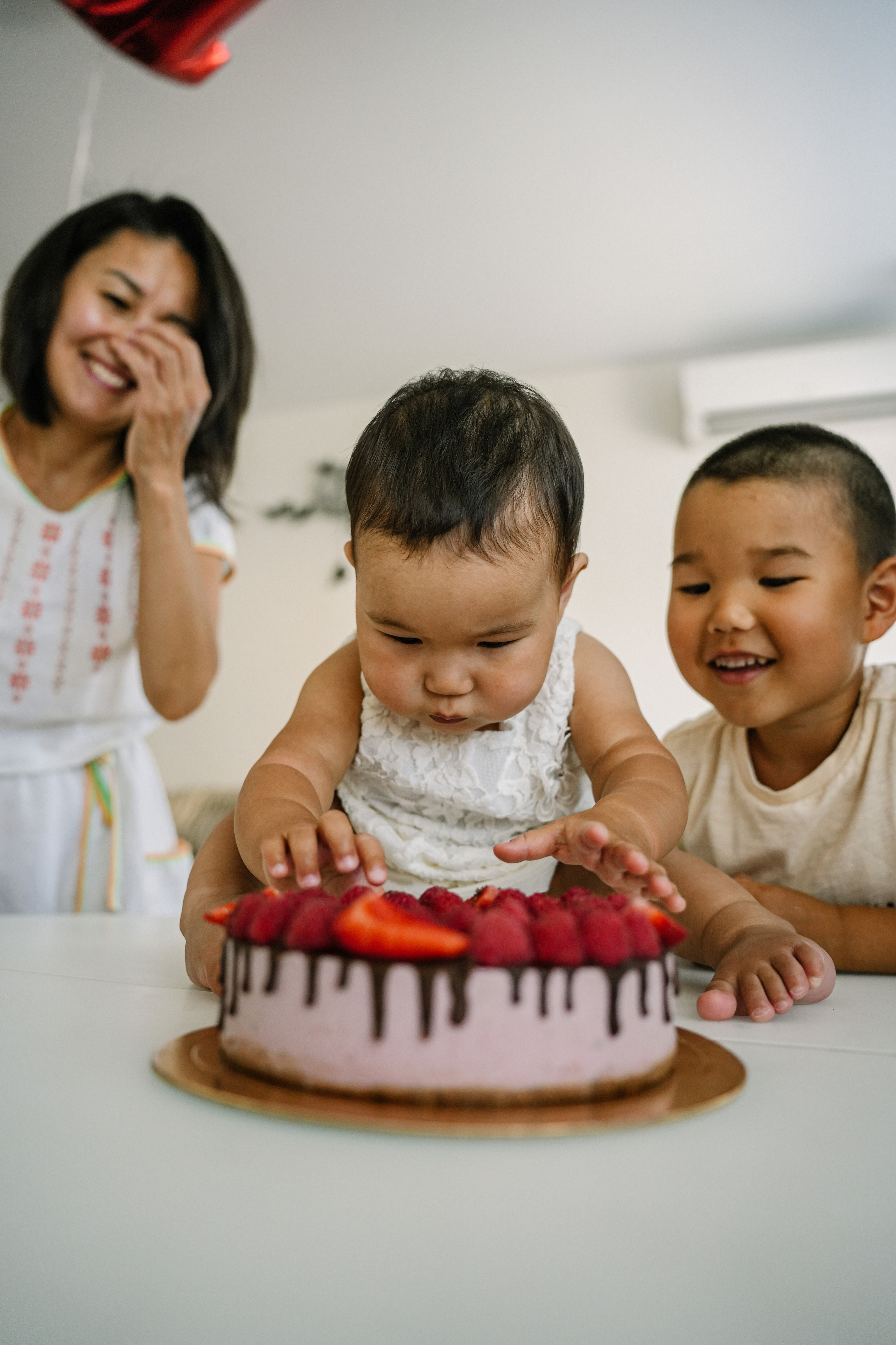 Миля и её именинница. Фотограф София Турбина