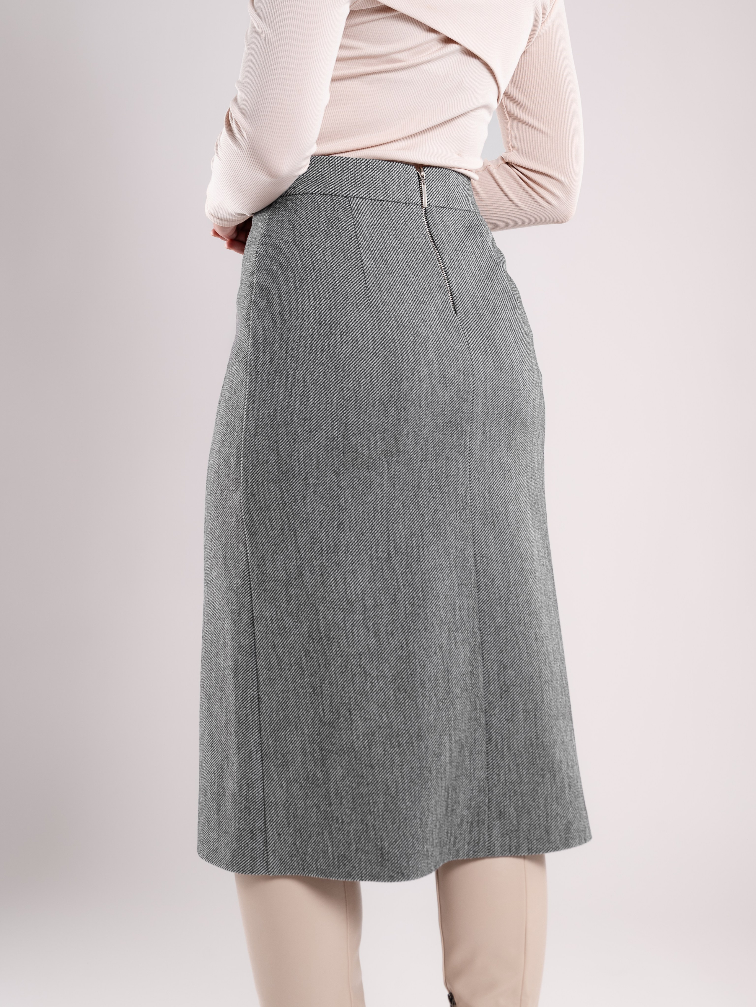 Юбки классика серый фон+интерьер. Предметный фотограф, фото для маркетплейсов Пятигорск, КМВ