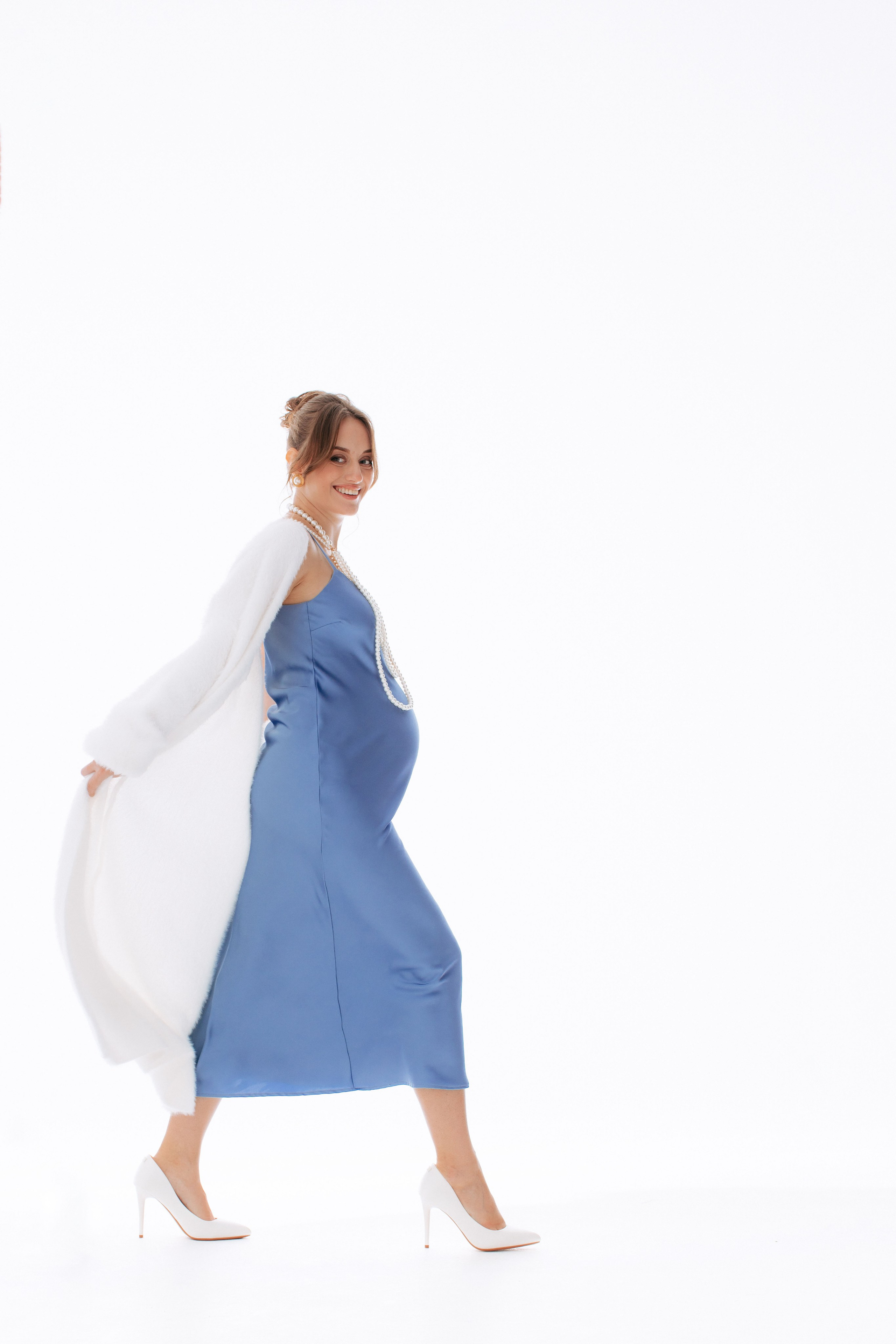 Александра. Фотосессия беременности на циклораме. Фотограф в Москве Ольга Сатони