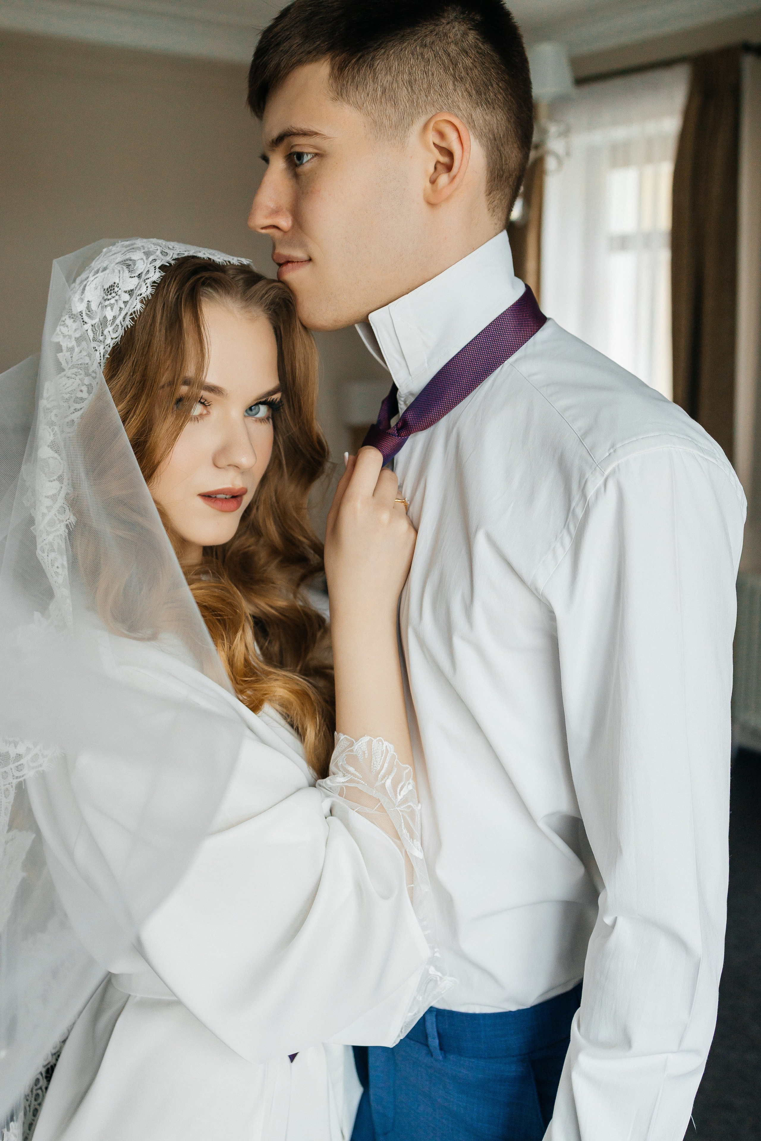 Роскошное утро пары в номере отеля. Олег Сверчков | Свадебный фотограф Вологда