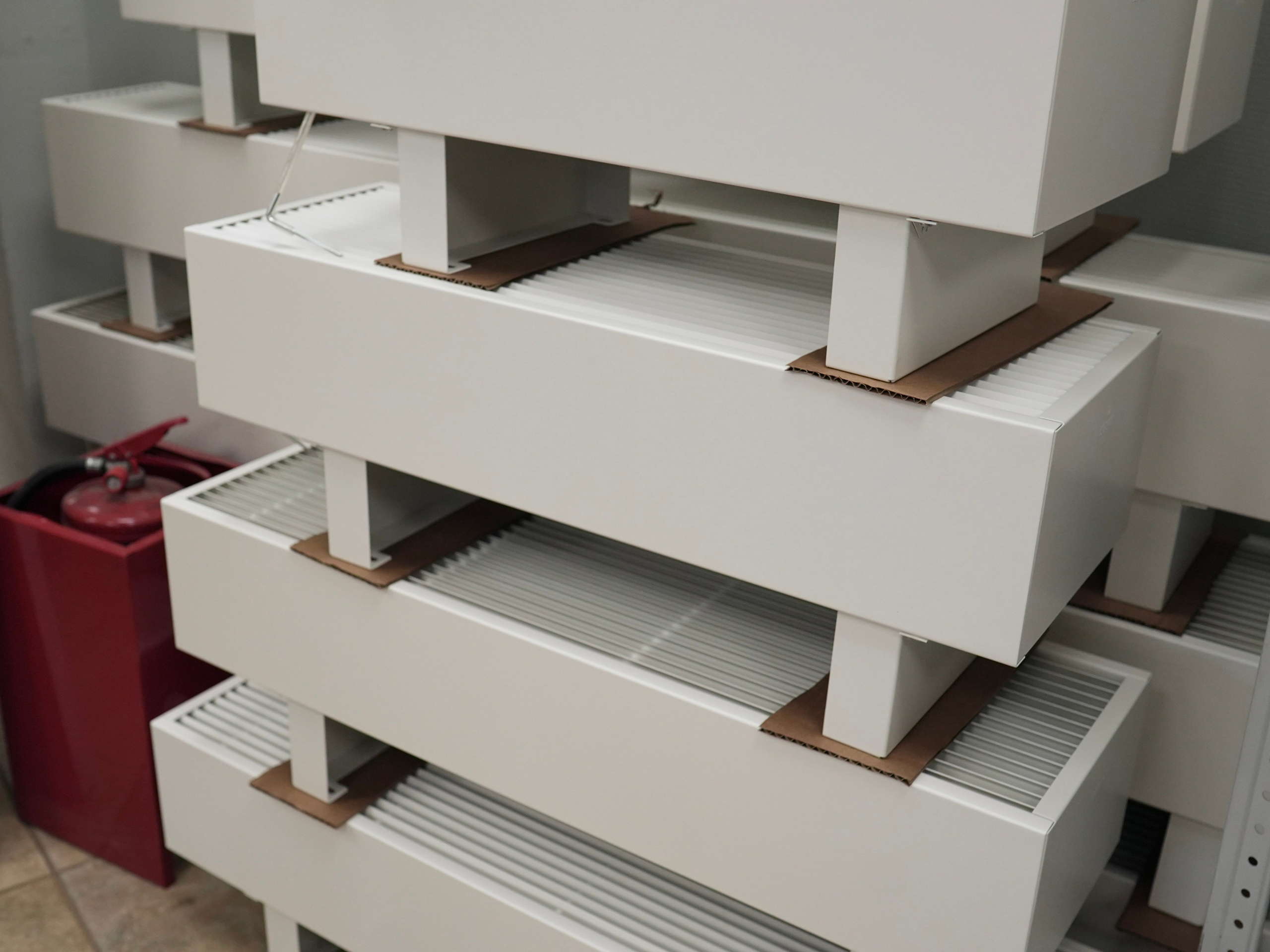 Напольные радиаторы водяные Isoderm Коралл. Строительный магазин низких цен Экономкин