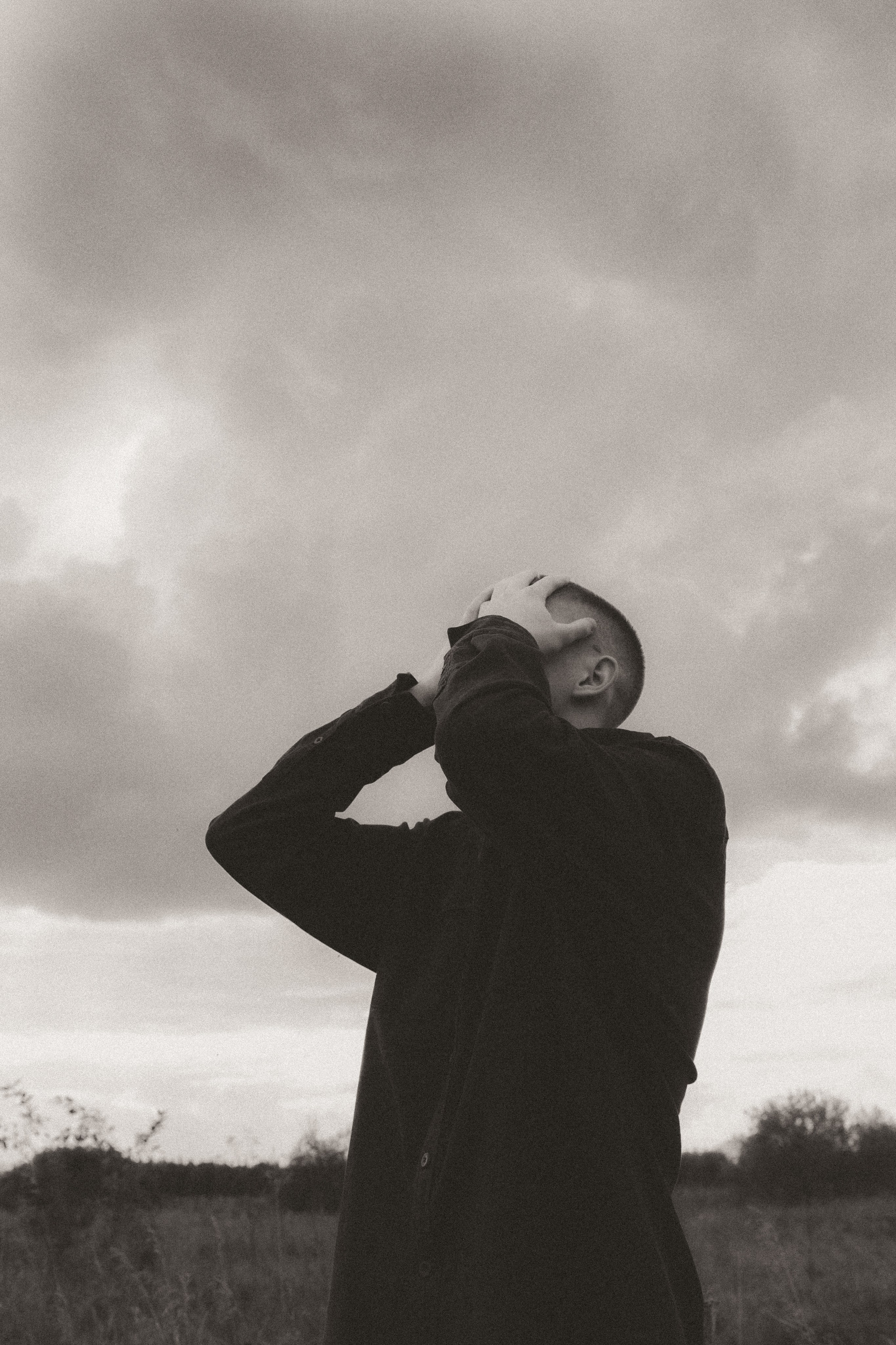 Никита в поле. Фотограф Настя Булочка Екатеринубрг