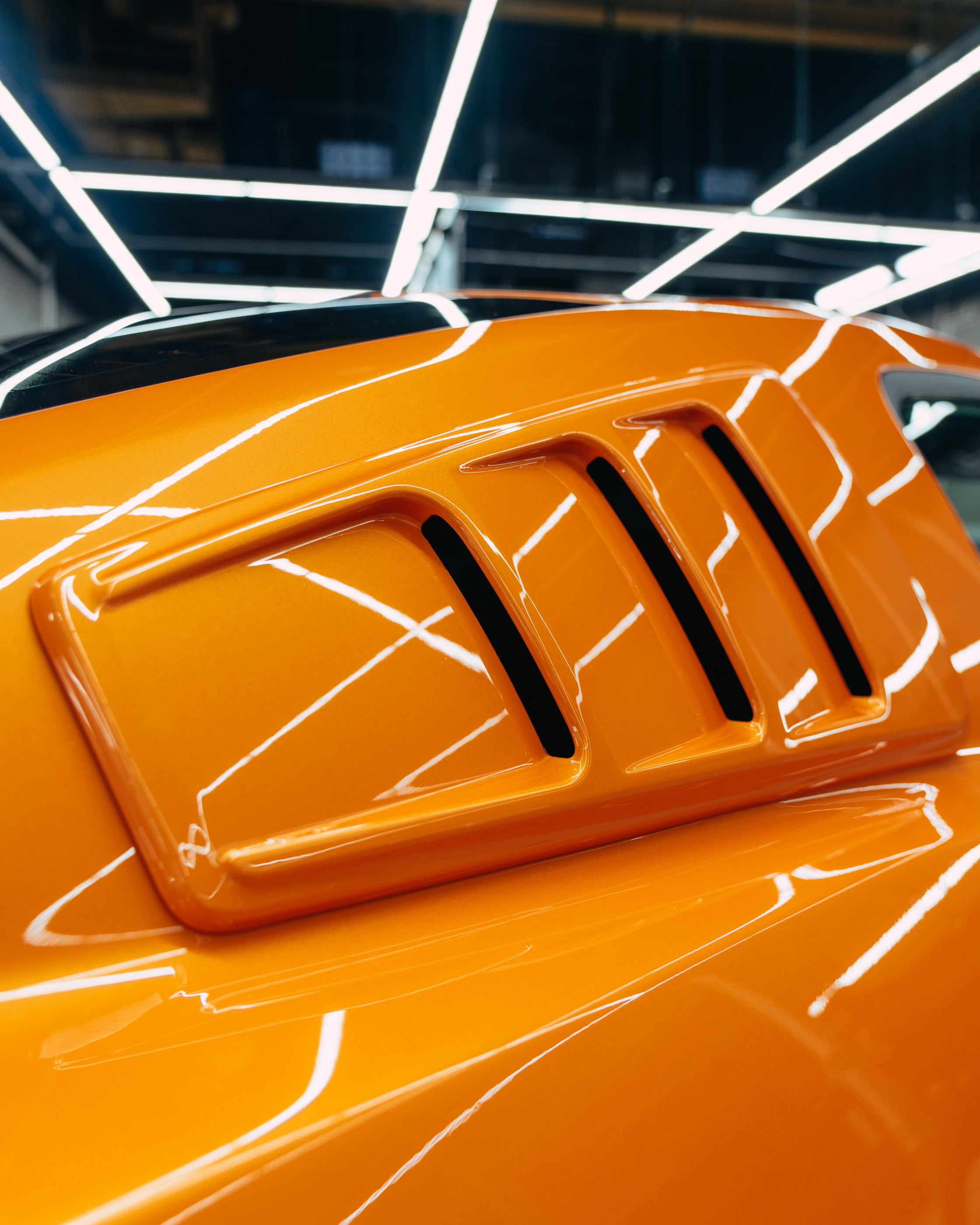 Ford Mustang Roush оранжевый окрас кузова и выкрас полос. DeLorein