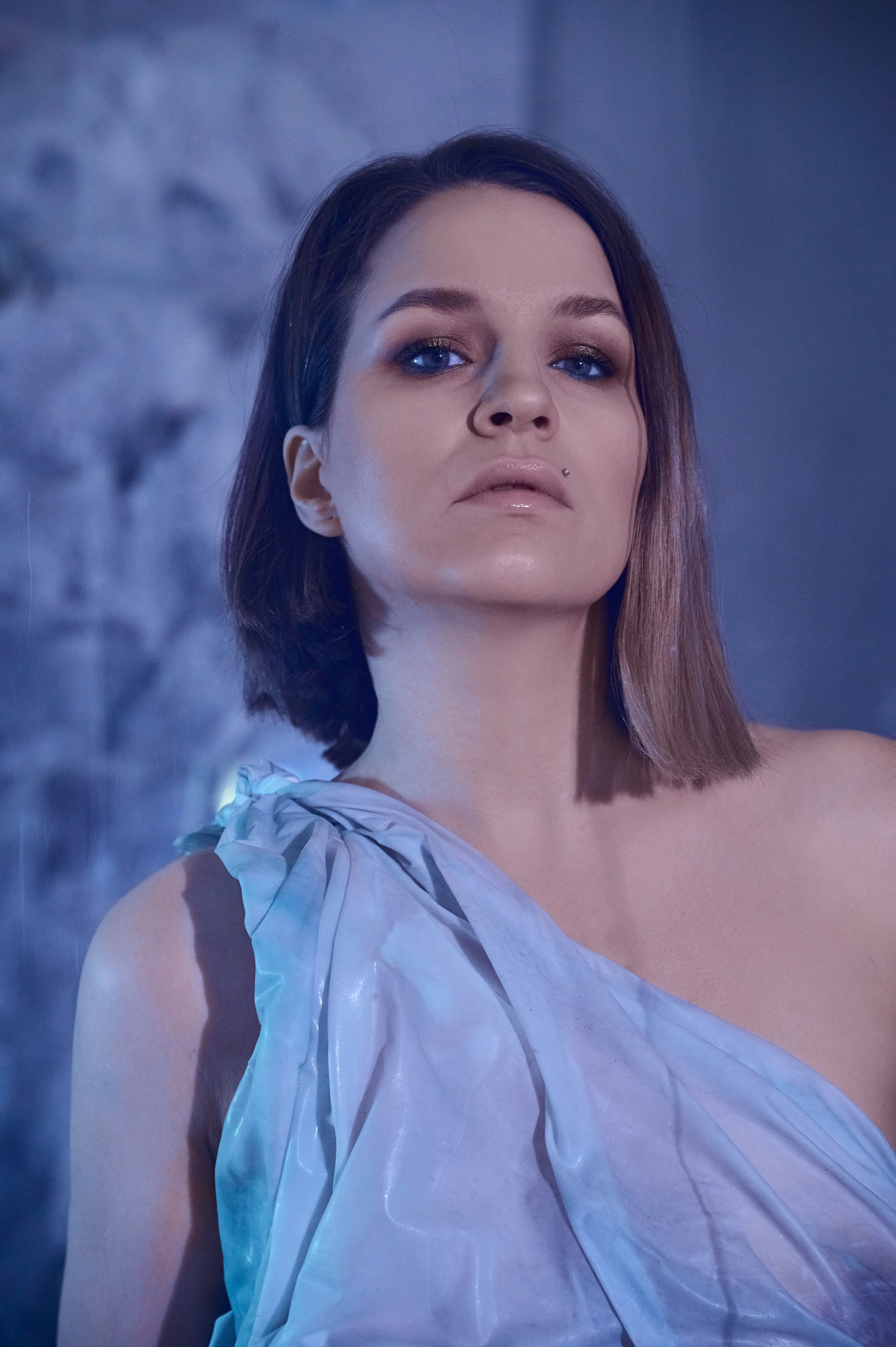 Фотосессия Ксении в декорациях «Лед» со стеклянным кубом