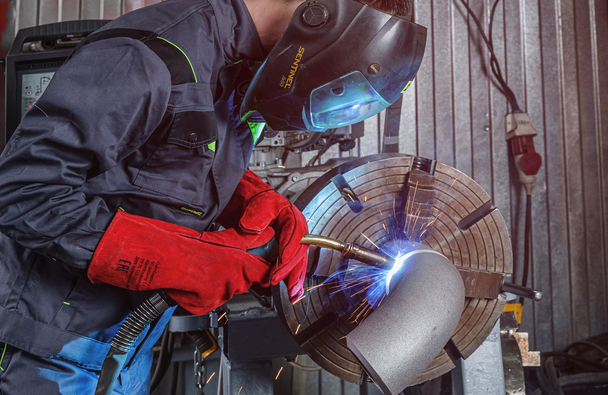 Фотограф и графический дизайнер Владимир Пуставетов