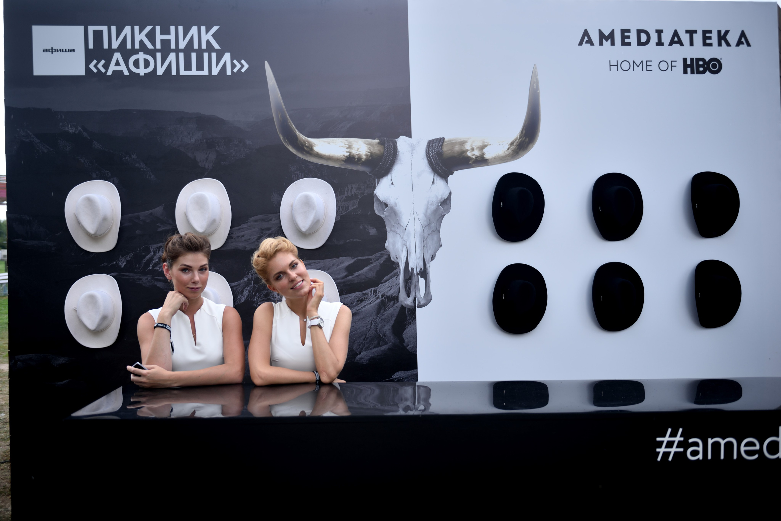 "Красивые девушки на стенде Амедиатеки".