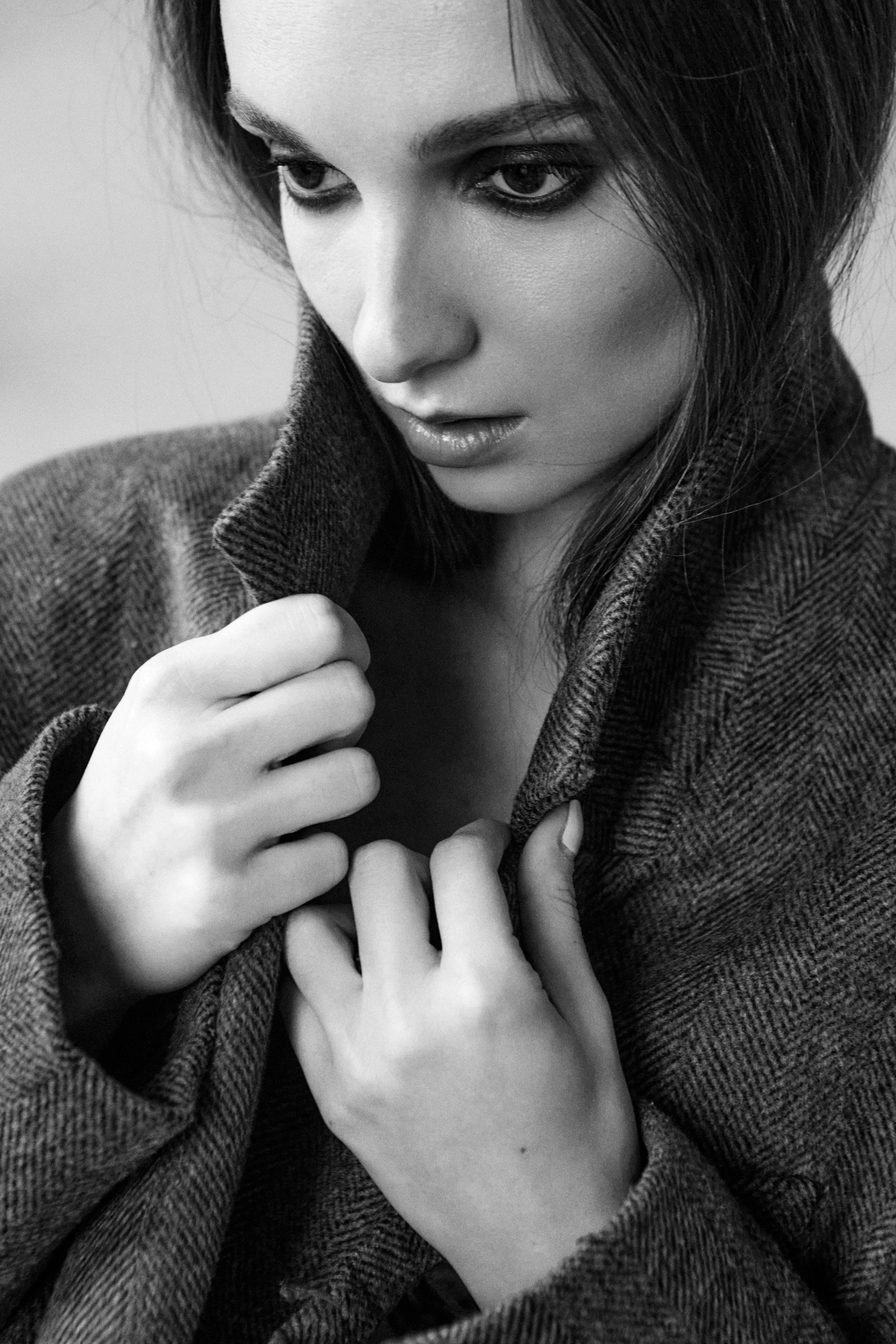 Портретный фотограф в Москве Калагина Светлана. Профессиональная фотосессия в студии для девушки. Классический чено-белый женский портрет