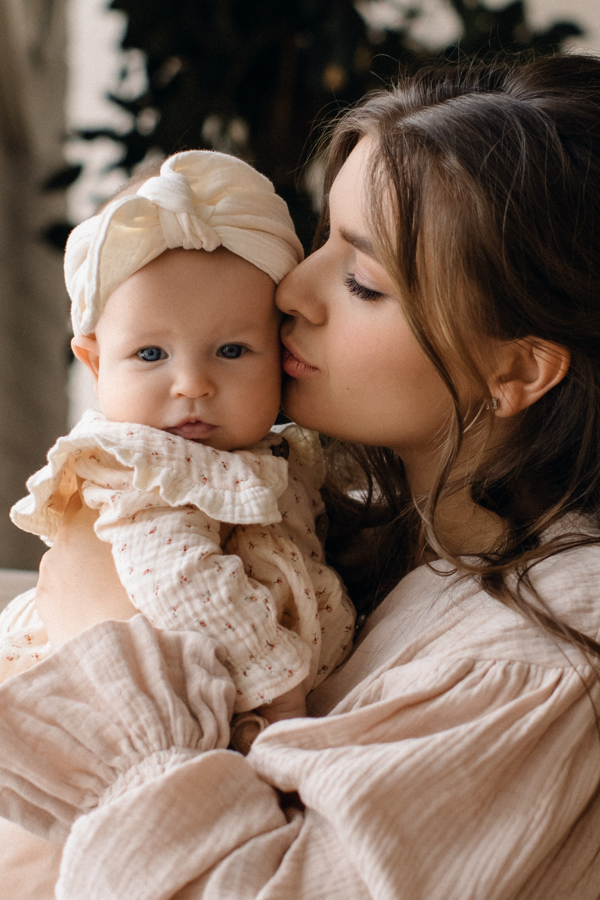 Малышка Ксения и родители. Семейная фотосессия в студии. Фотограф в Москве Ольга Сатони