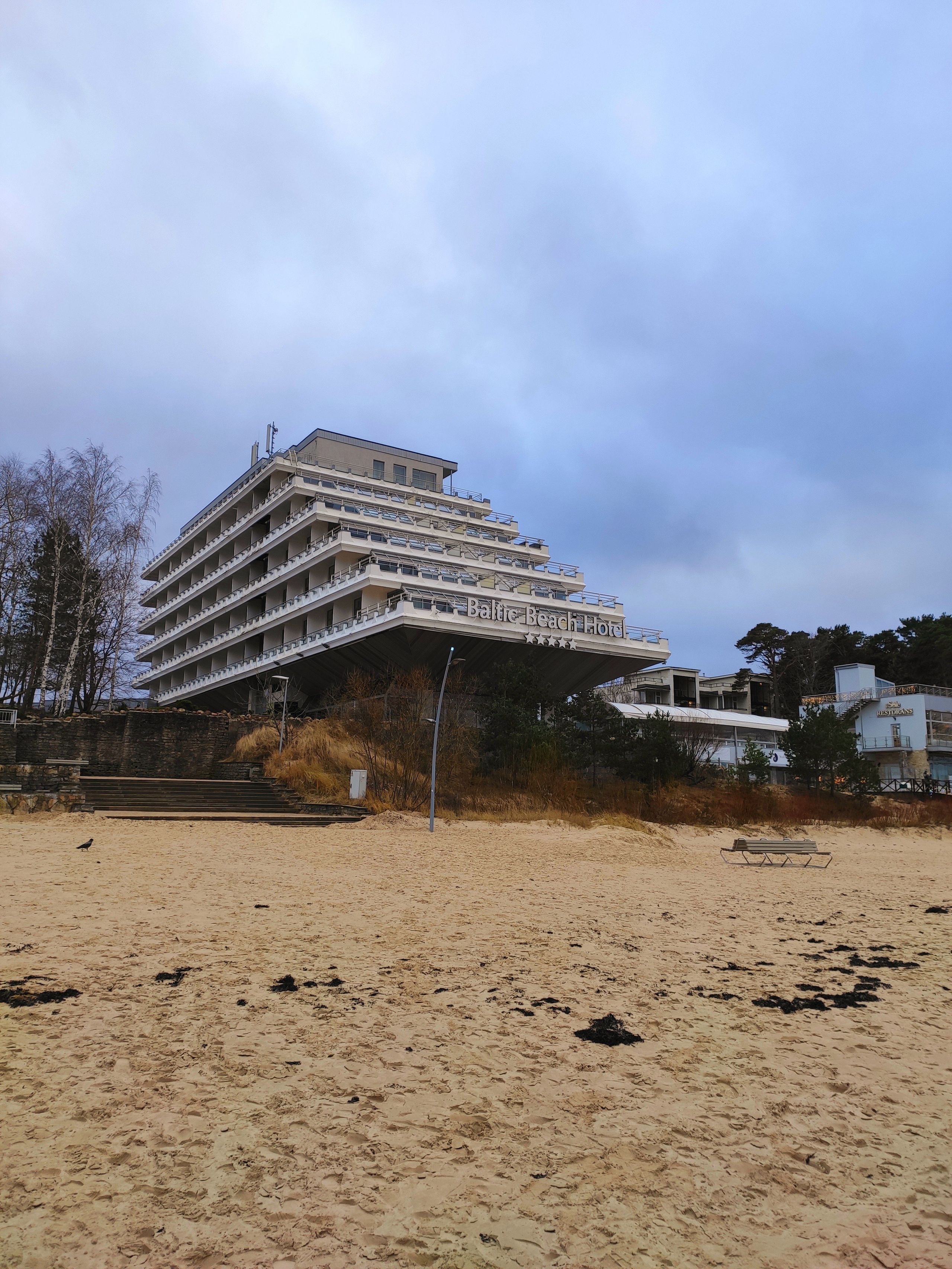 Отель-корабль. Не проверял, но ощущение, что постройка 80-х - 90-х