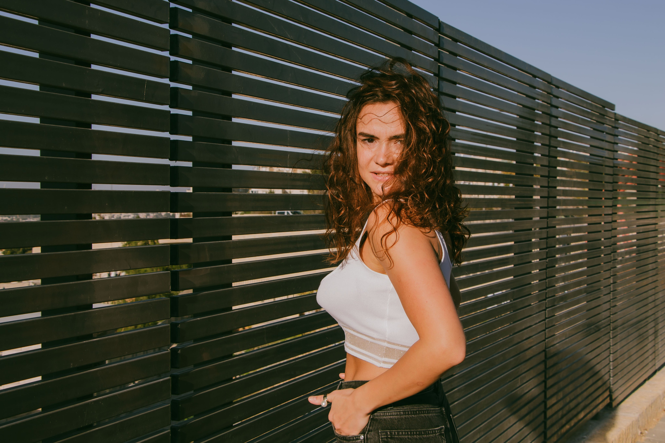 девушка и металлический забор