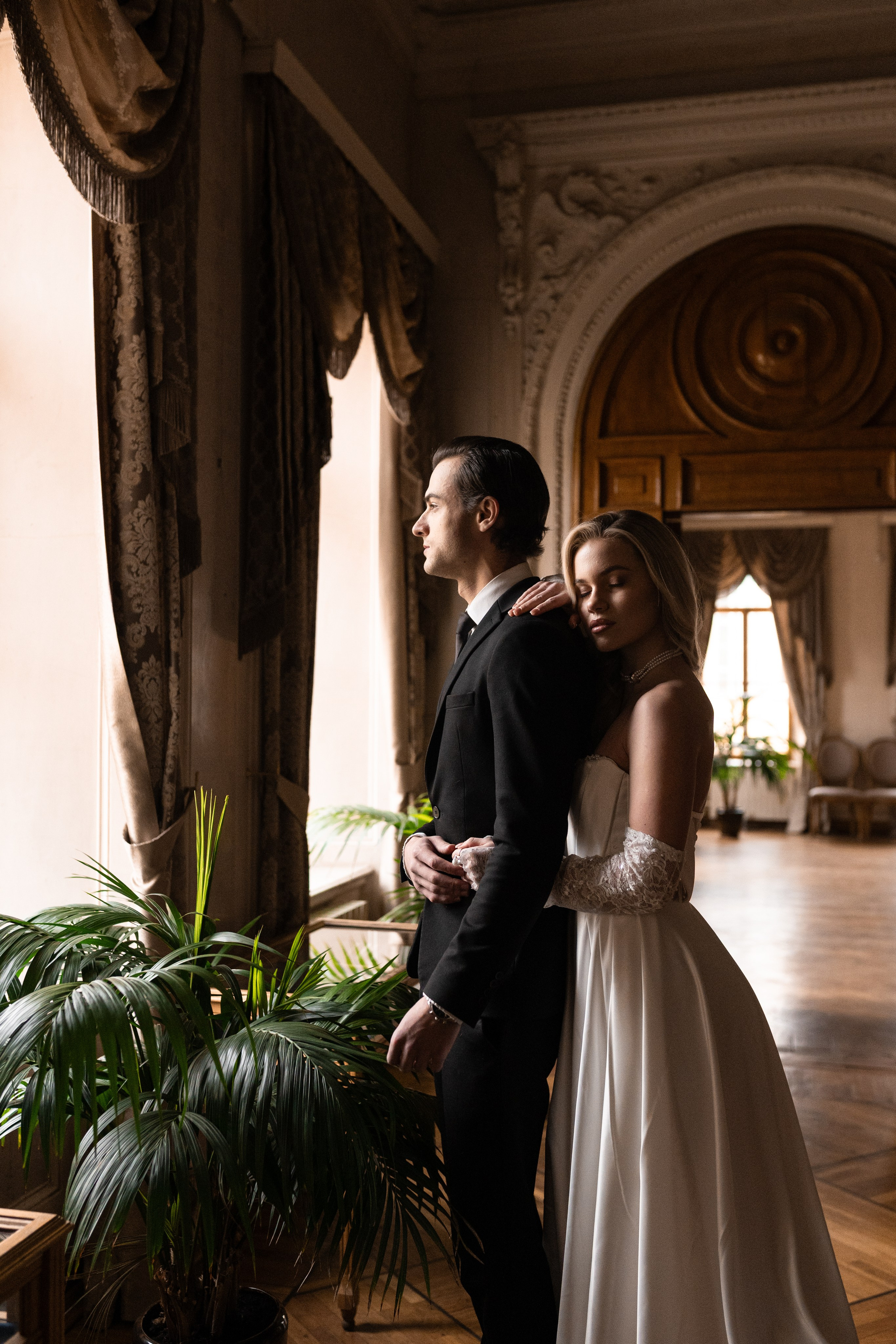 Свадебная фотосессия в Пушкинской библиотеке. Свадебный фотограф в Москве Анна Полушина