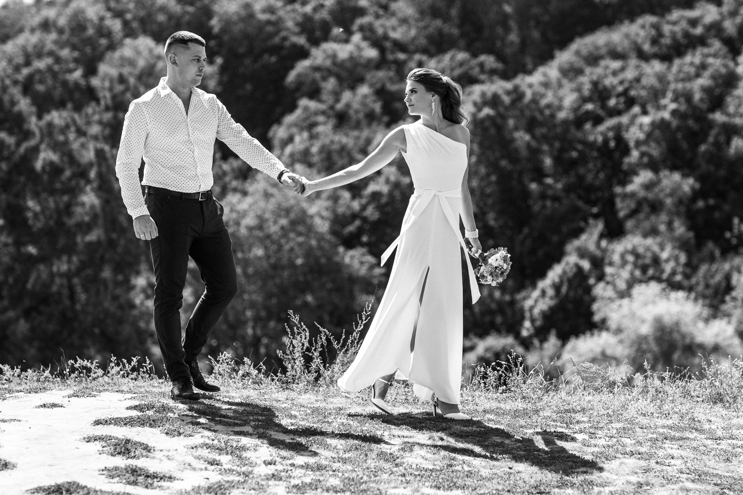 Жених и невеста гуляют на природе возле Холмов в Рамони