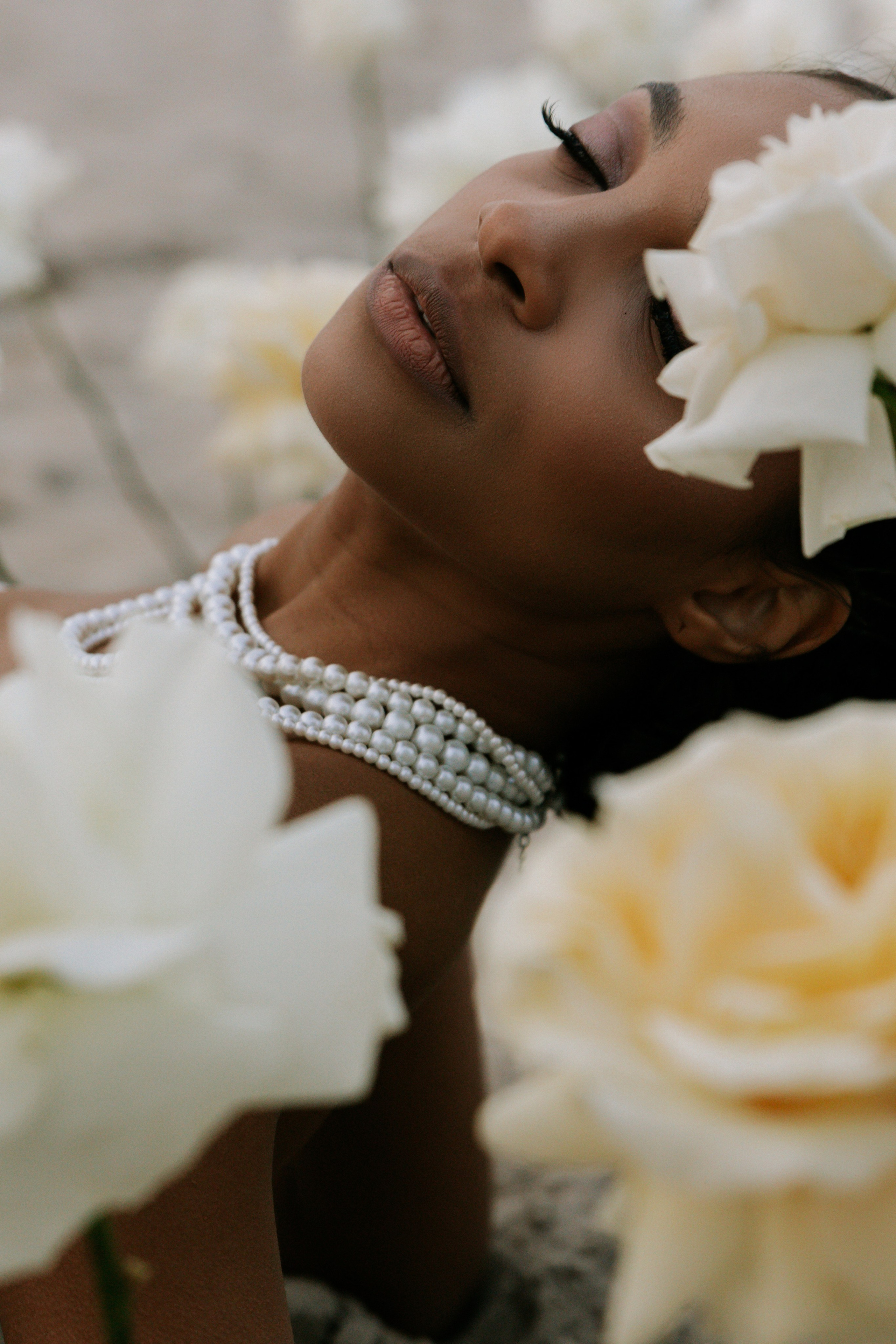 Выездная регистрация на море с белыми розами. Свадебный фотограф Калининград