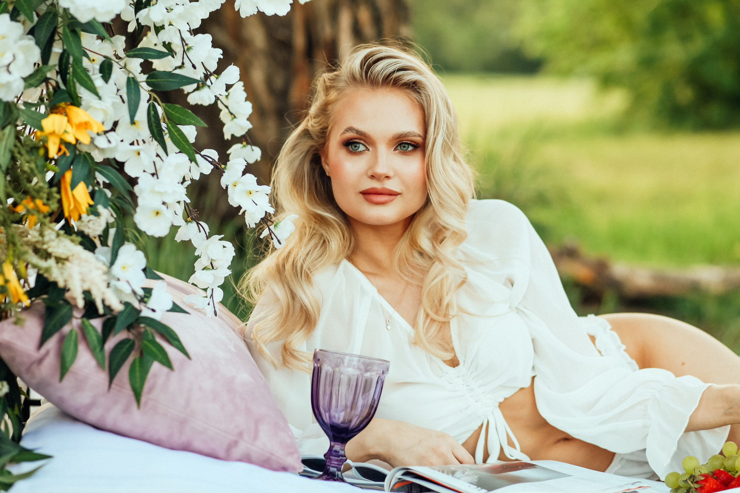 утро очень красивая невеста блондинка цветы природа лето декор дерево кровать бокал