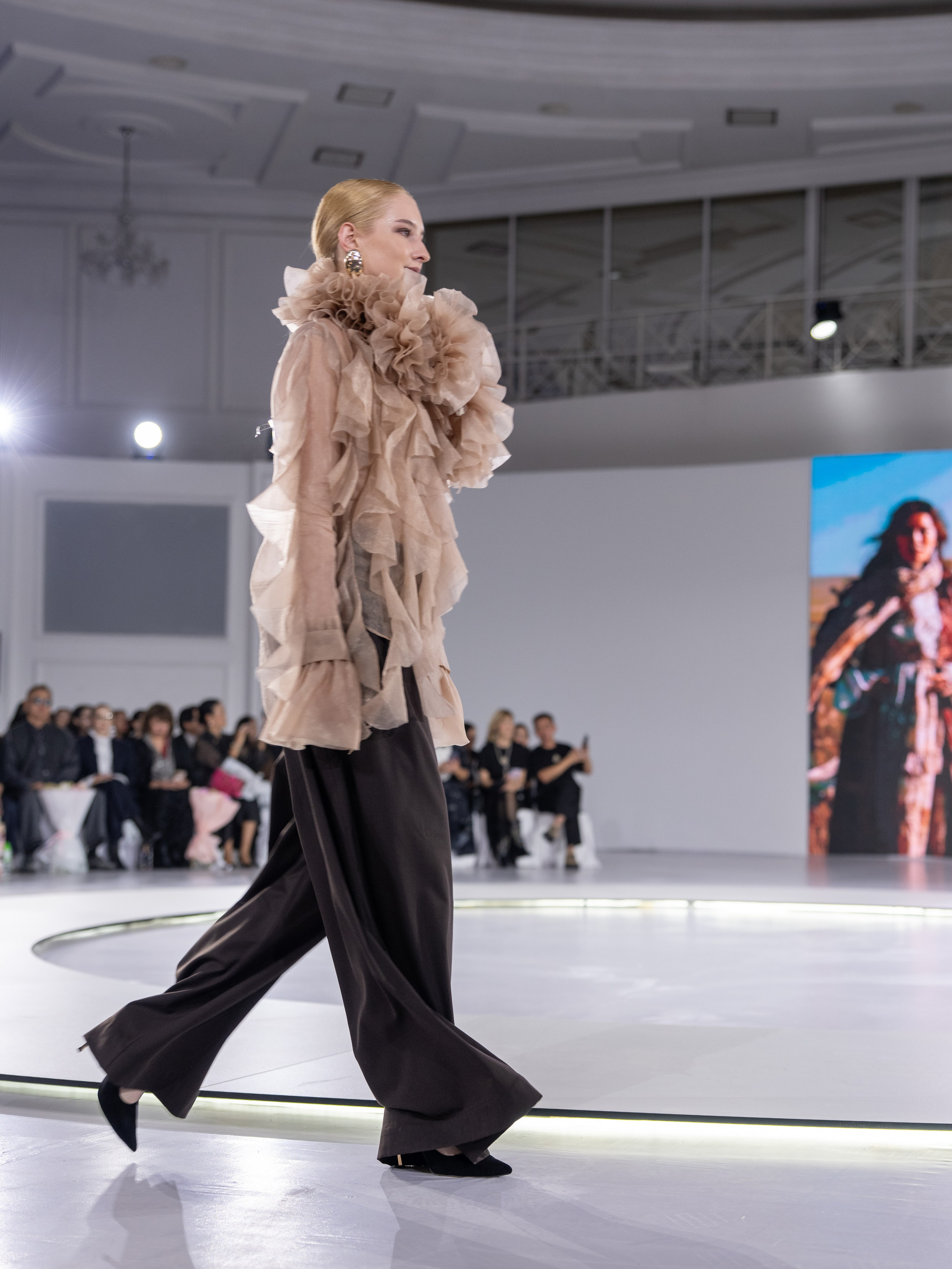 Дизайнер Aida Kaumenova. Сайт Алматинского НЮ АРТ, будуар и фэшн фотографа Дениса Карпенко