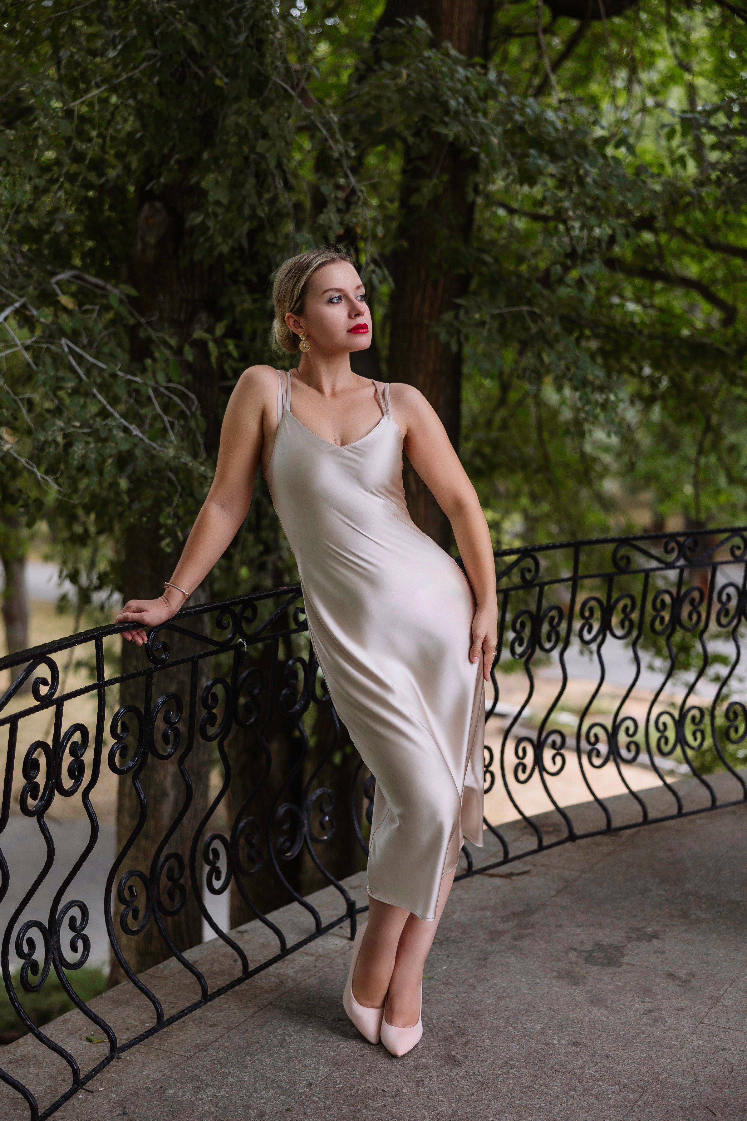 Уличная фотосессия — девушка в  парке