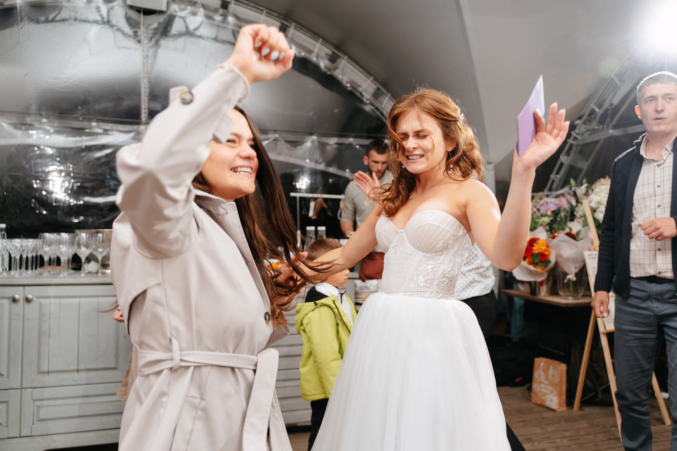 Свадебная фотосессия в Санкт-Петербурге осенью. Семейный и свадебный фотограф в Санкт-Петербурге и Москве