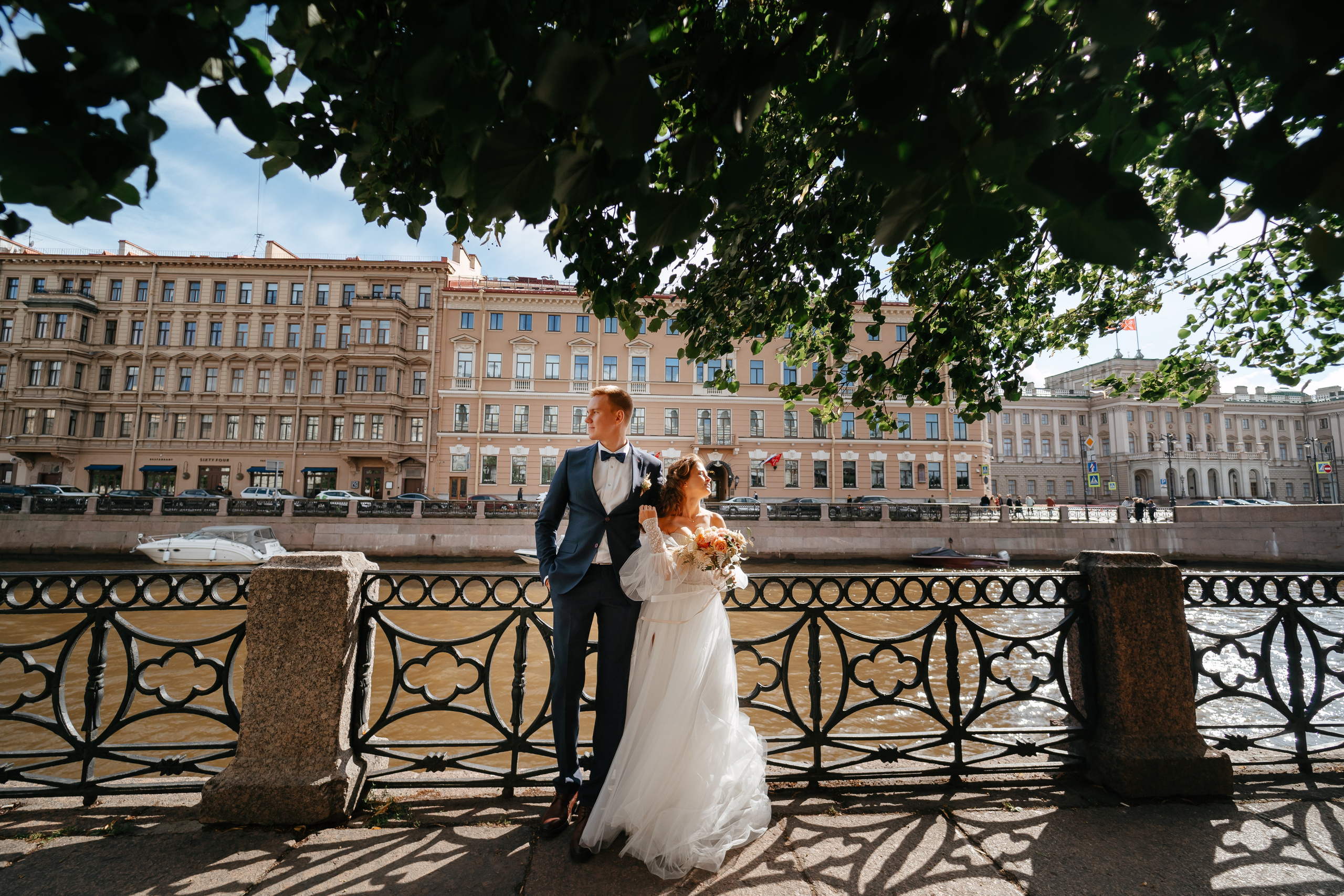 Свадебная фотосессия в Санкт-Петербурге осенью. Семейный и свадебный фотограф в Санкт-Петербурге и Москве