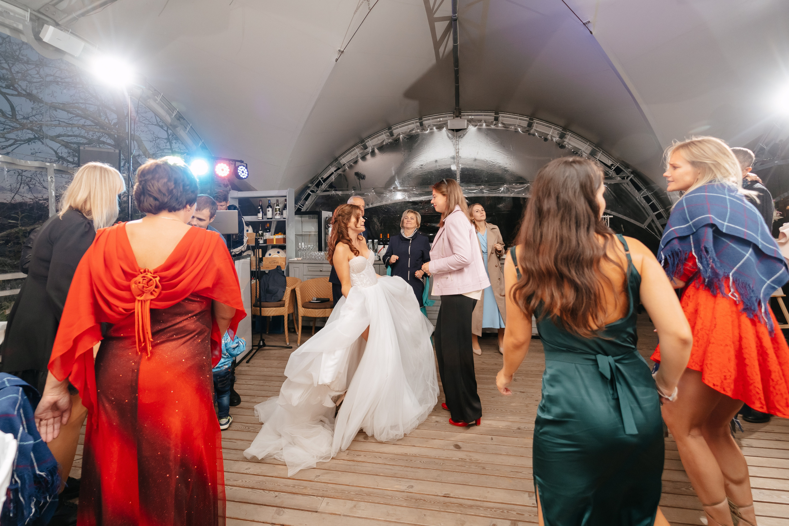 Свадебная фотосессия в Санкт-Петербурге осенью. Семейный и свадебный фотограф в Санкт-Петербурге и Москве