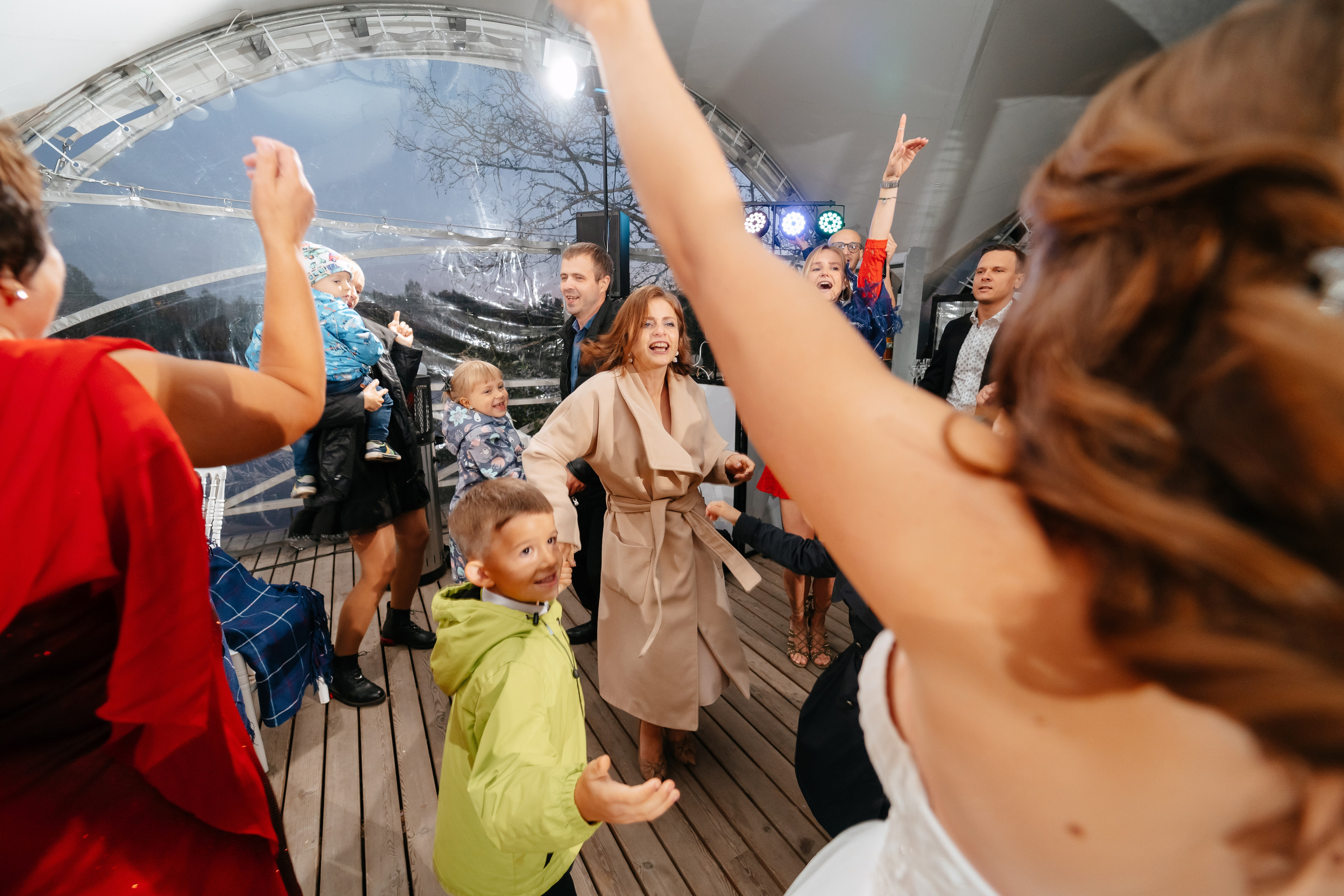 Свадебная фотосессия в Санкт-Петербурге осенью. Семейный и свадебный фотограф в Санкт-Петербурге и Москве