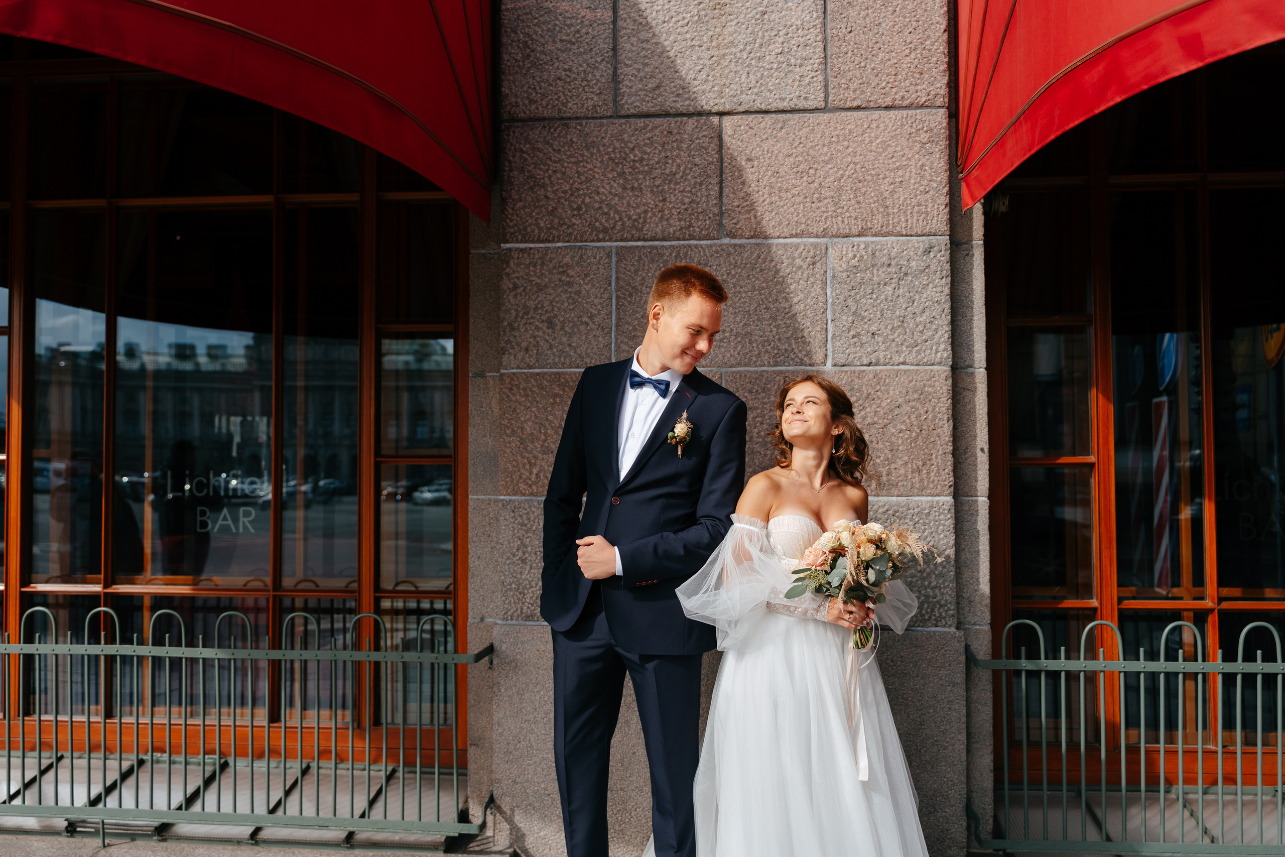 Свадебная фотосессия в Санкт-Петербурге осенью. Семейный и свадебный фотограф в Санкт-Петербурге и Москве