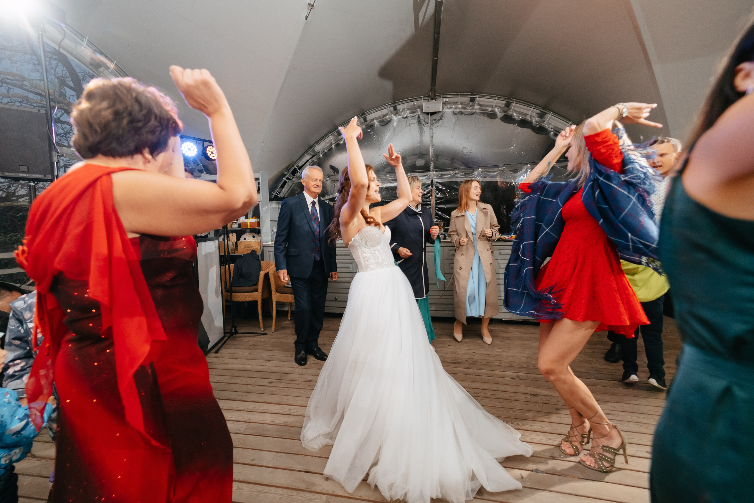 Свадебная фотосессия в Санкт-Петербурге осенью. Семейный и свадебный фотограф в Санкт-Петербурге и Москве